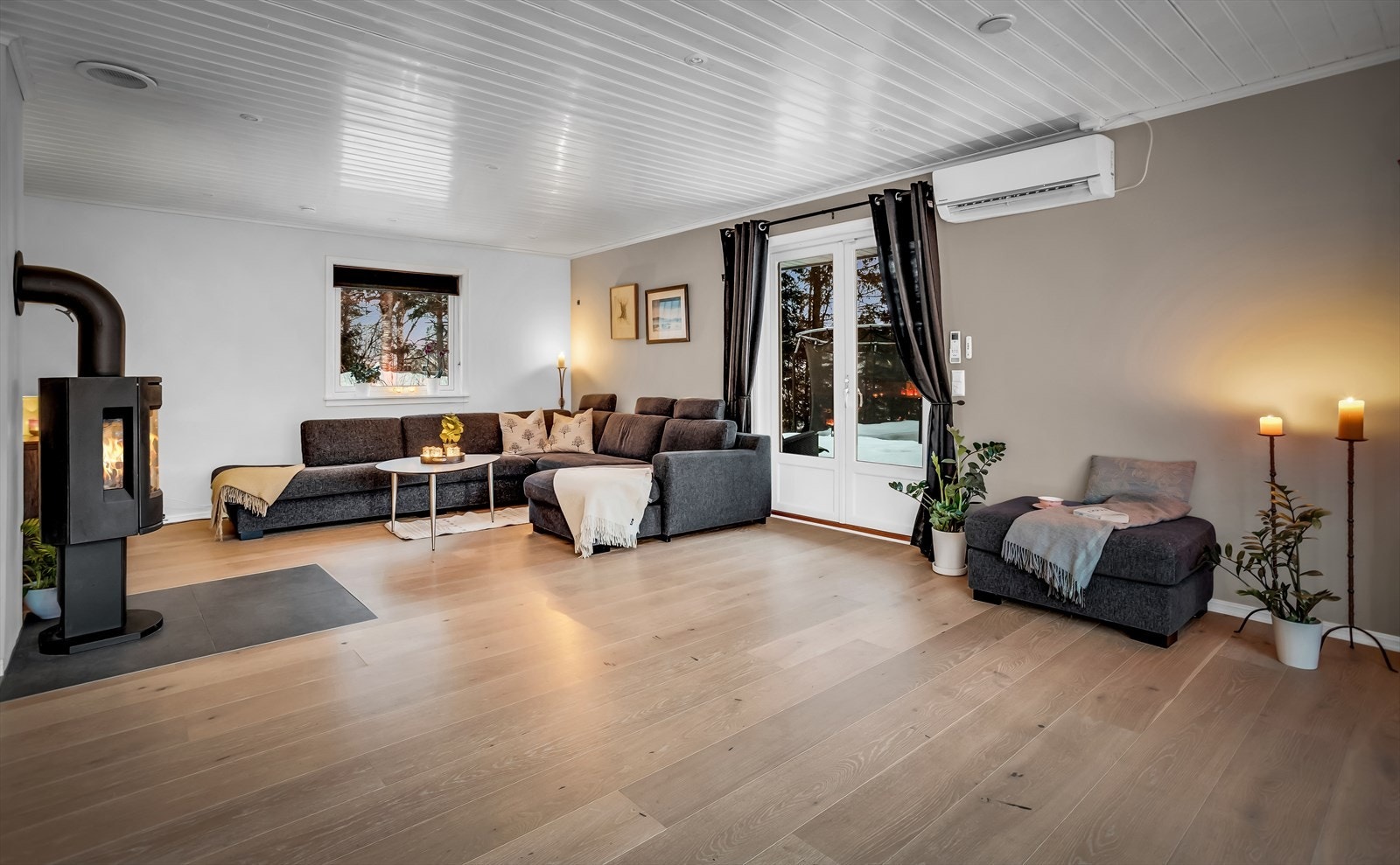 Eiendommen ligger i et trygt, familievennlig nabolag på Råholt med nærhet til flotte turområder. Galleribilde