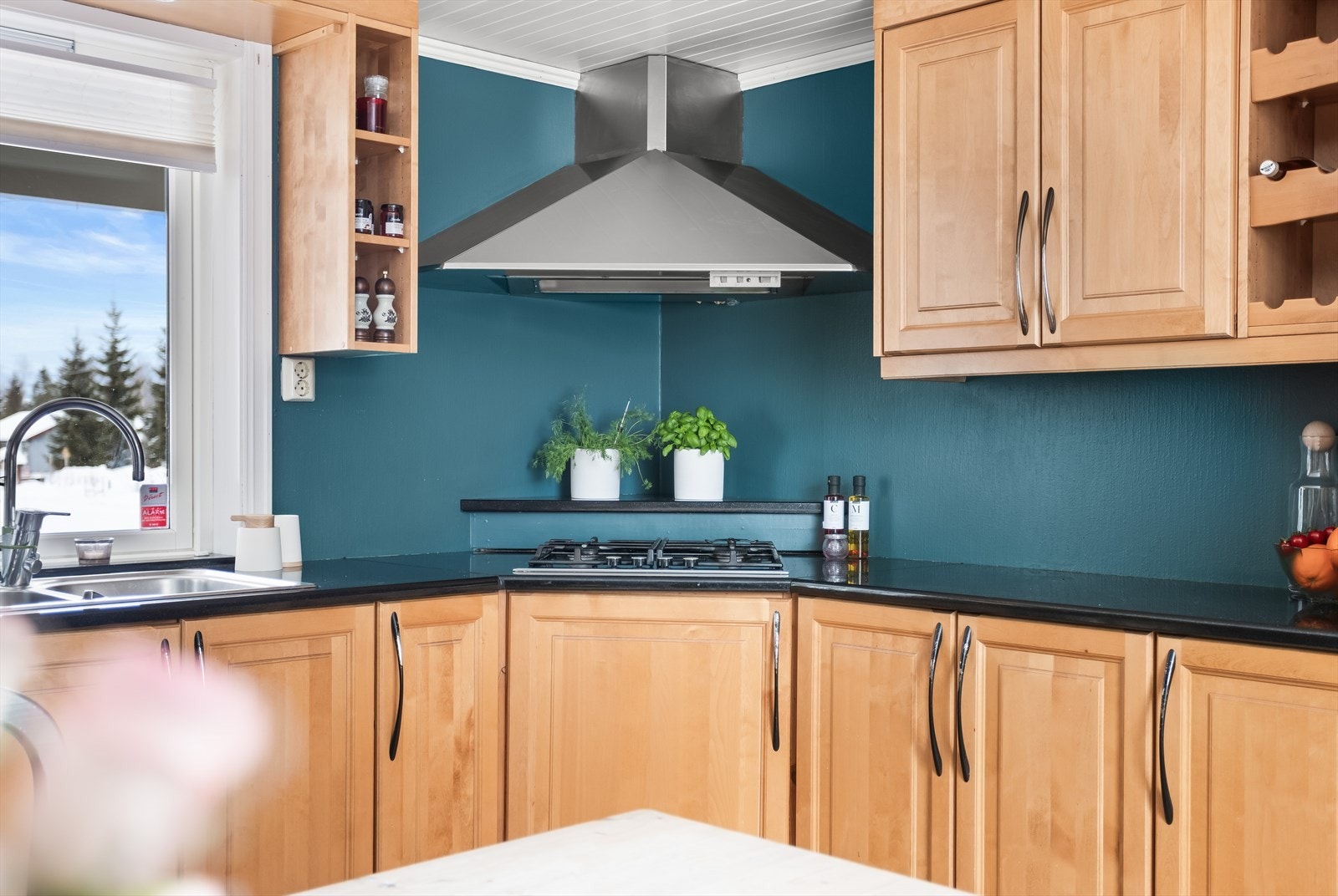 Kjøkkenet er utstyrt med gasskoketopp for presis matlaging. Galleribilde