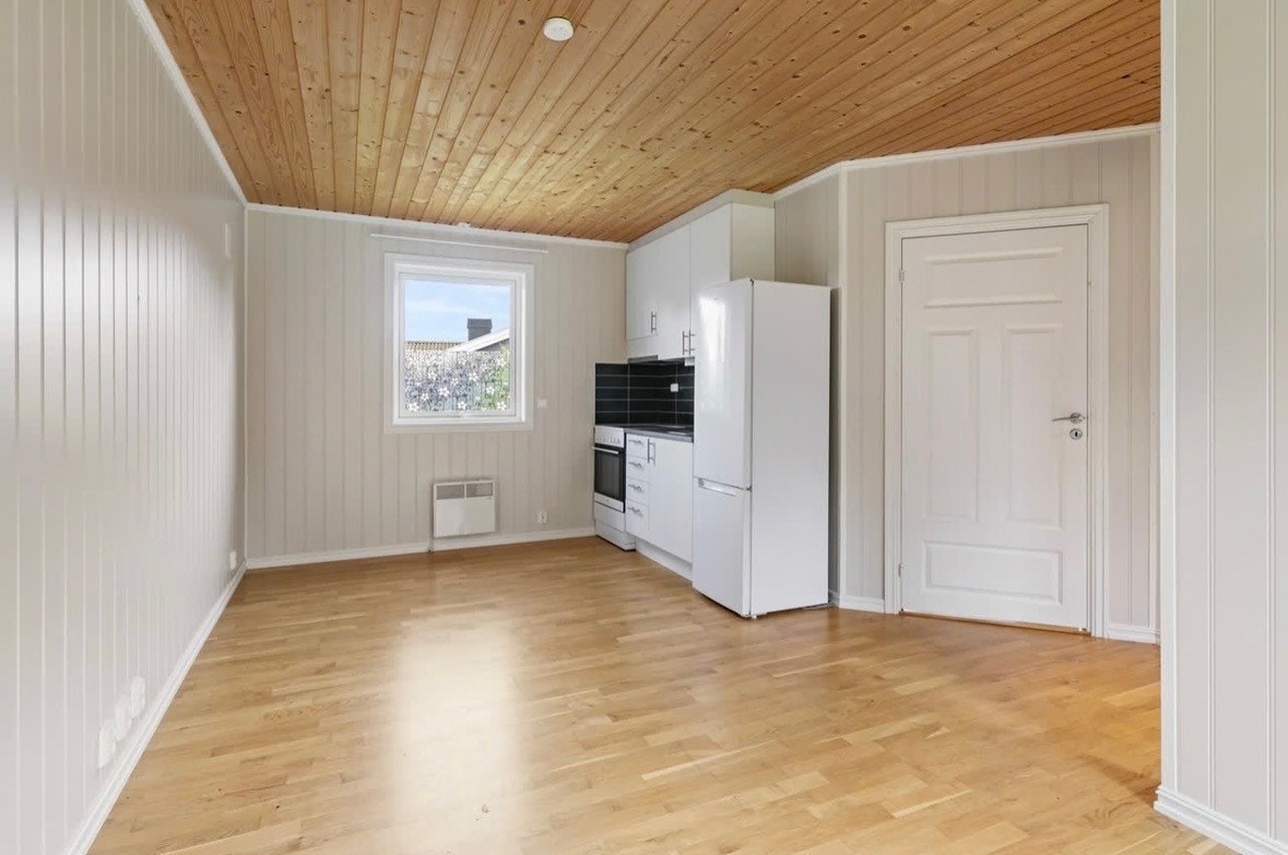 Rommet er lyst med panel på vegger og i tak. Galleribilde