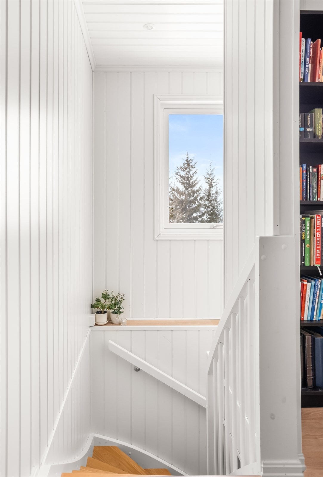 En solid tretrapp leder ned til boligens underetasje. Galleribilde