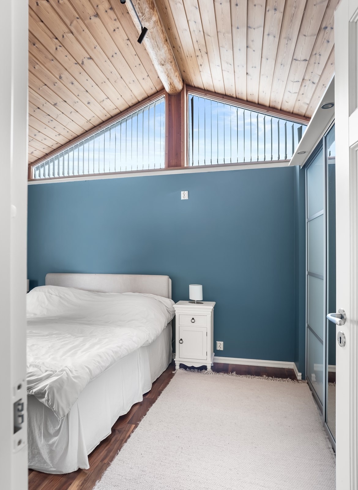 Hovedsoverommet har en spennende takhøyde og store vindusflater. Galleribilde