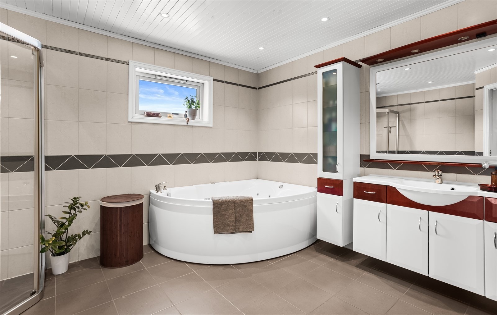 Badet i første etasje er utstyrt med et romslig badekar med boblefunksjon. Galleribilde