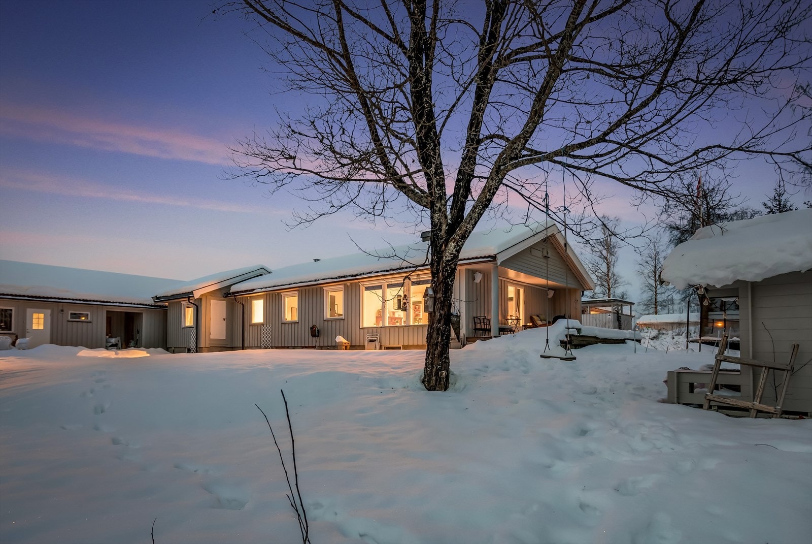 Her får du en innholdsrik enebolig med dobbelgarasje og stor, usjenert tomt. Galleribilde