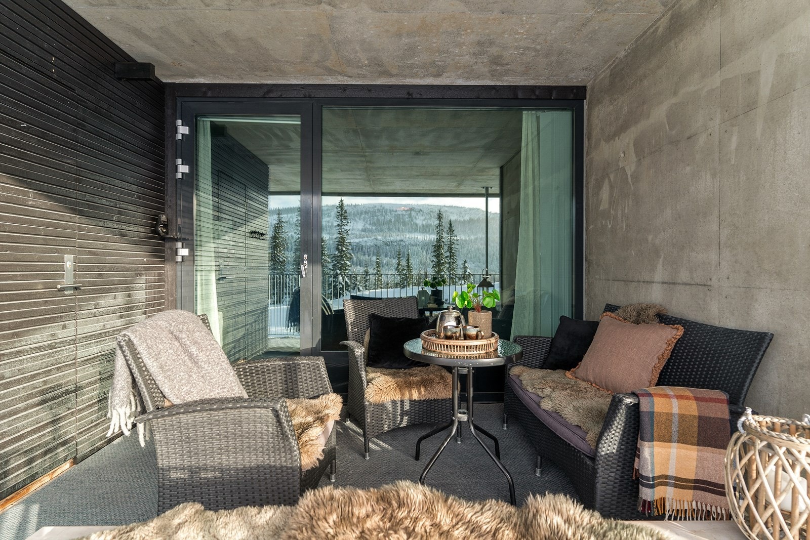 Verandaen er en del av svalgangen og fungerer som leilighetens inngangsdør. Galleribilde