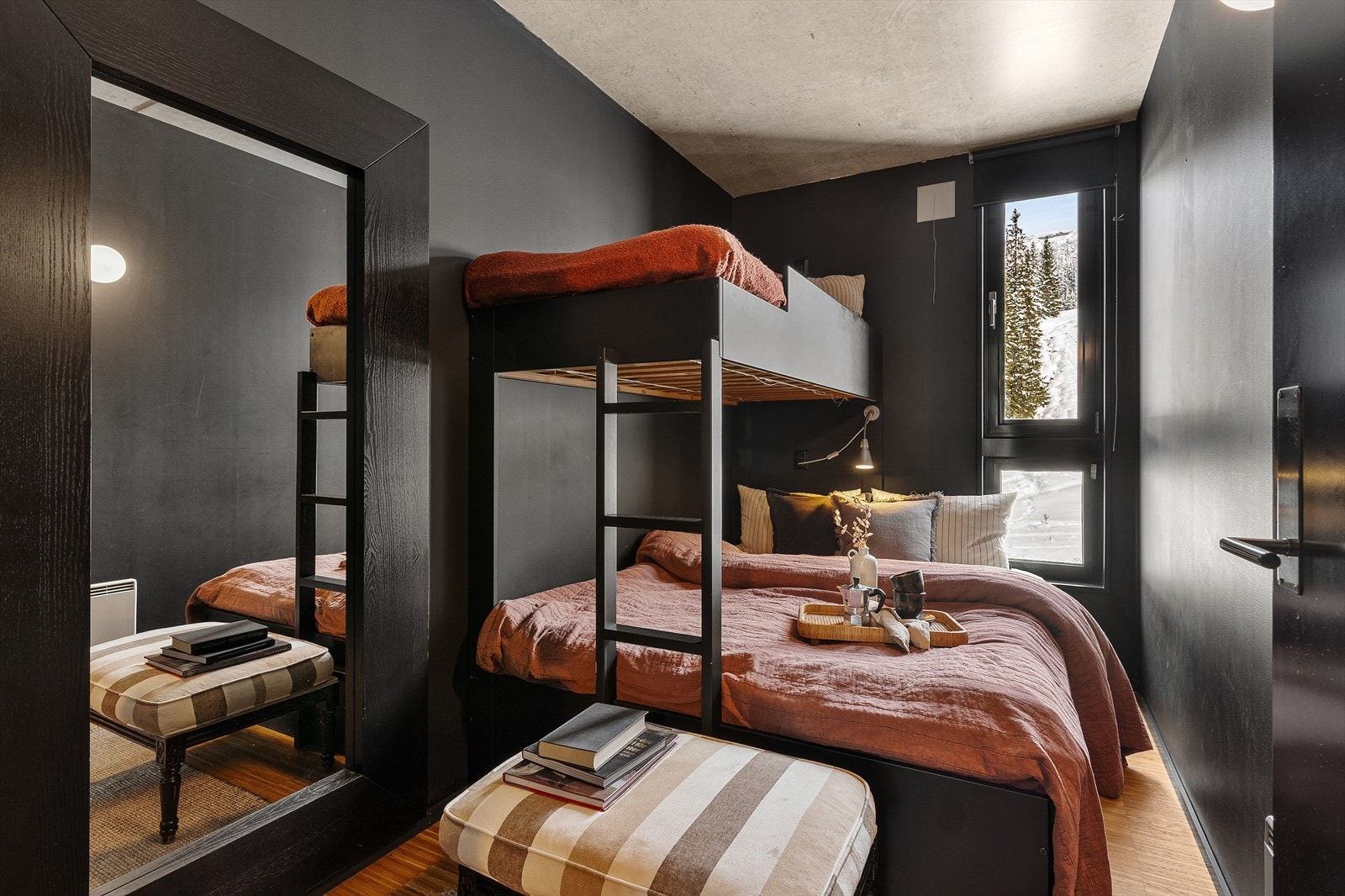 Det andre soverommet er innredet med en plassbygget familiekøye for å maksimere antall sengeplasser. Galleribilde