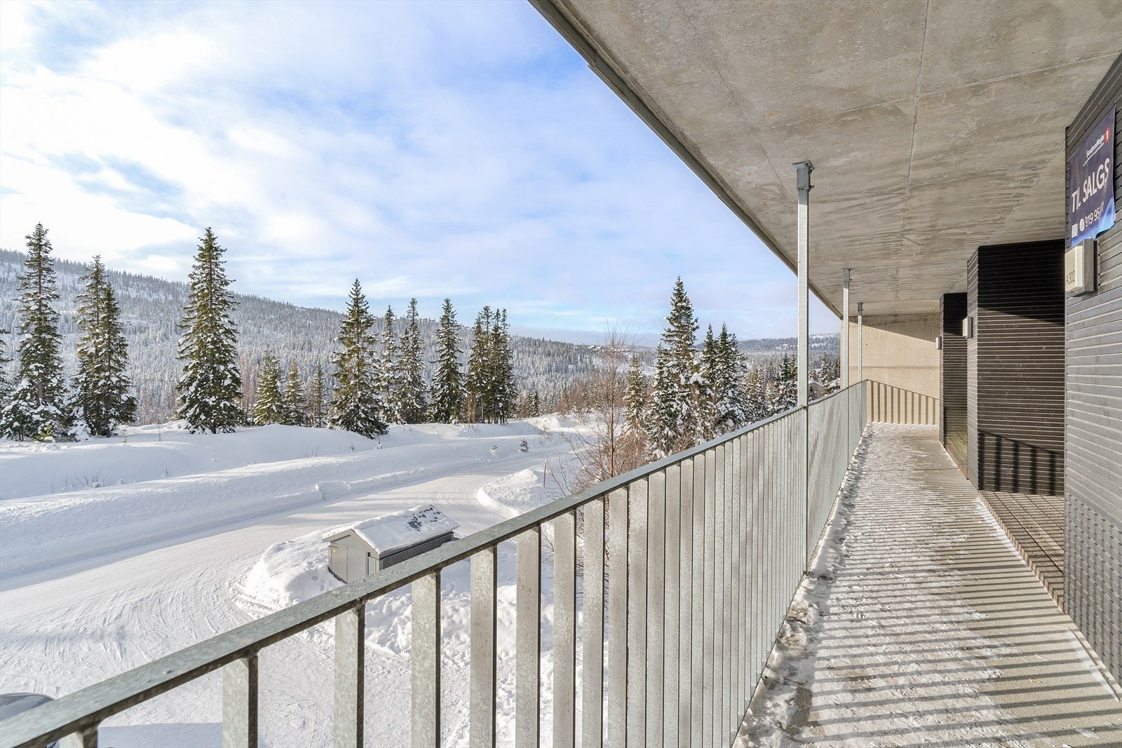 Bygget har en solid konstruksjon i betong og tre, med fasader i skifer og treverk. Galleribilde