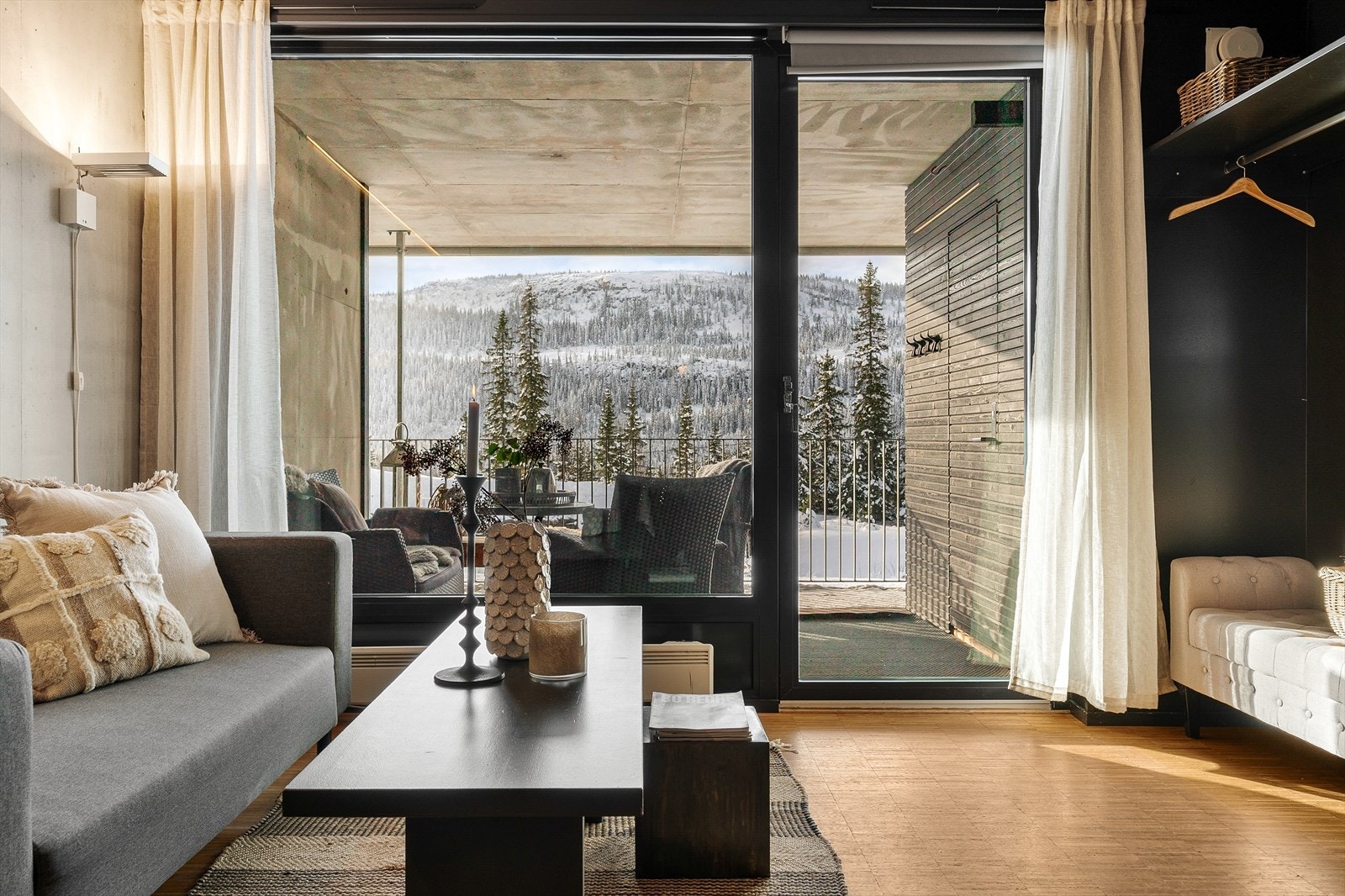 De store vindusflatene i metall med 2-lags isolerglass slipper inn rikelig med lys. Galleribilde