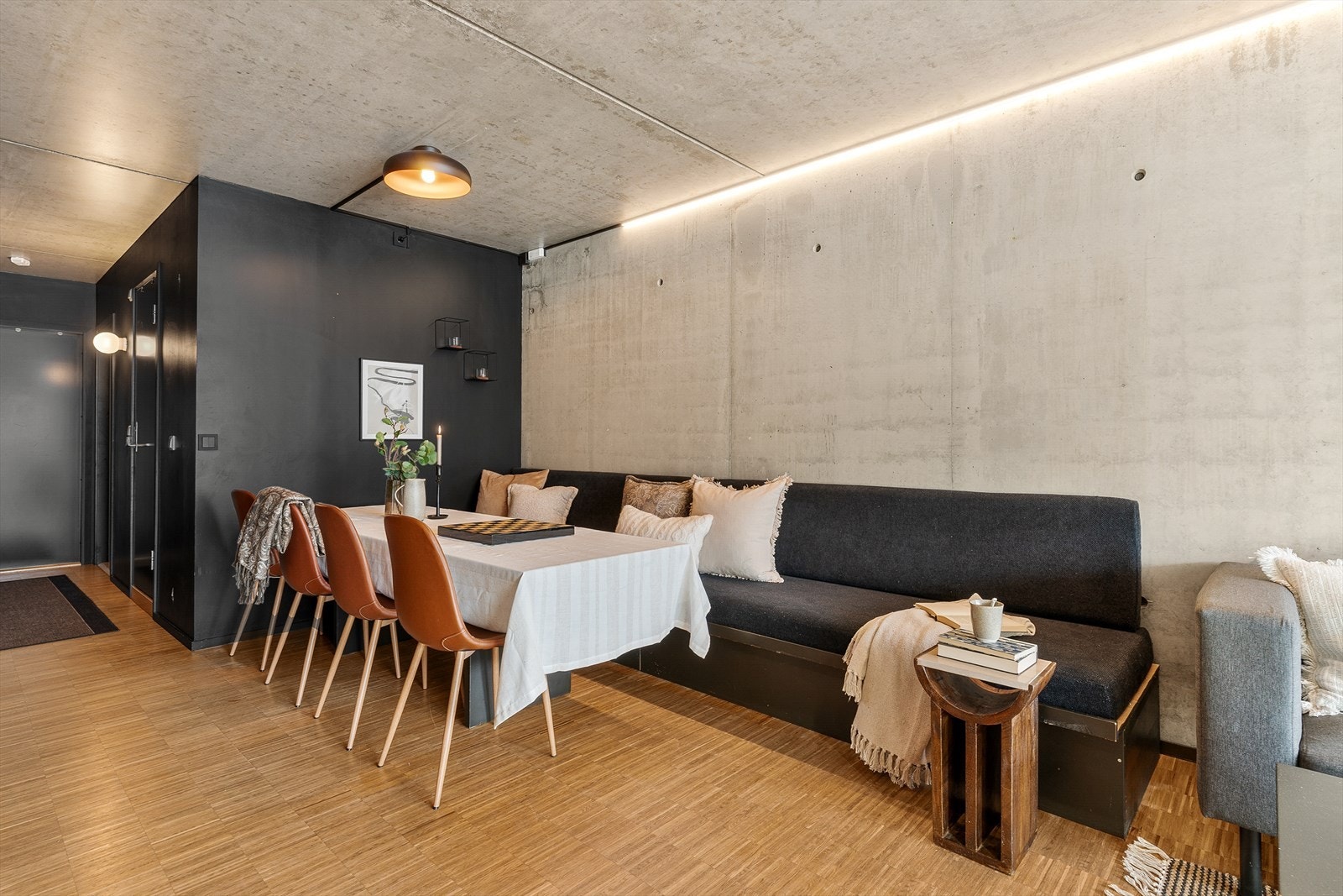 Gjennomgående parkett på gulv og gulvvarme. Galleribilde