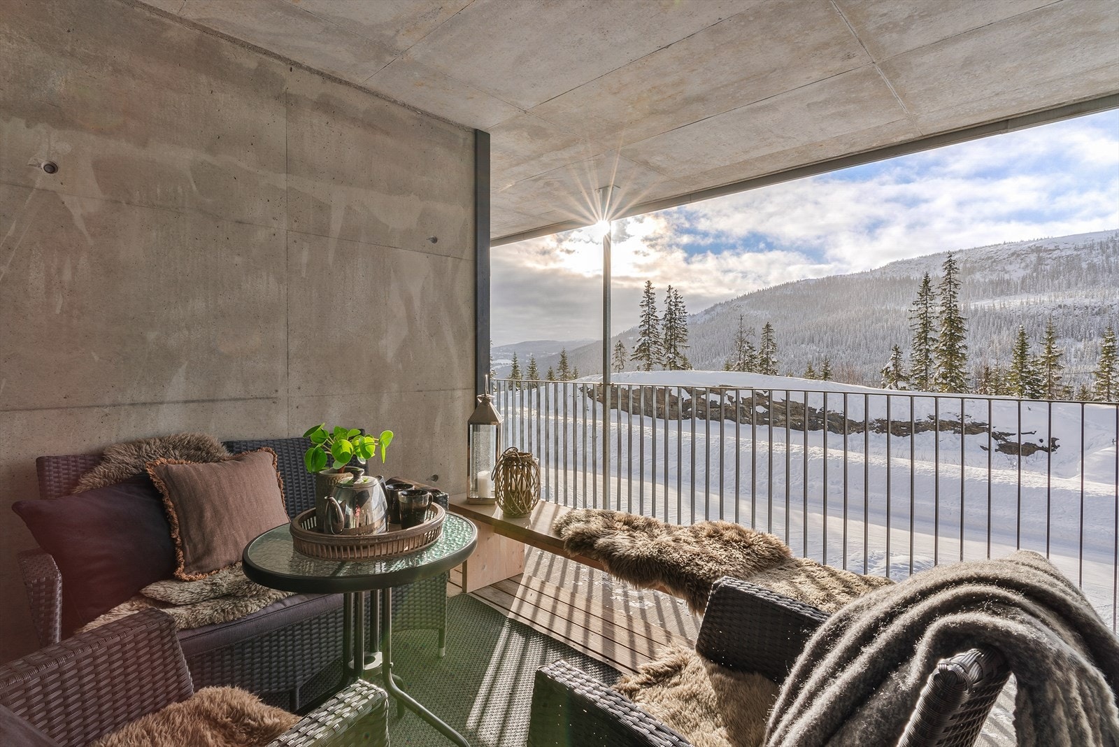 Konstruksjonen er i betong med et rekkverk i metall som sikrer utsikten. Galleribilde