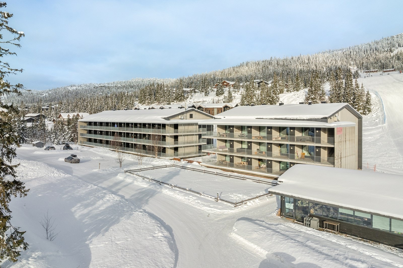Sameiet består av 48 boligseksjoner og 6 næringsseksjoner, bygget i 2007. Galleribilde