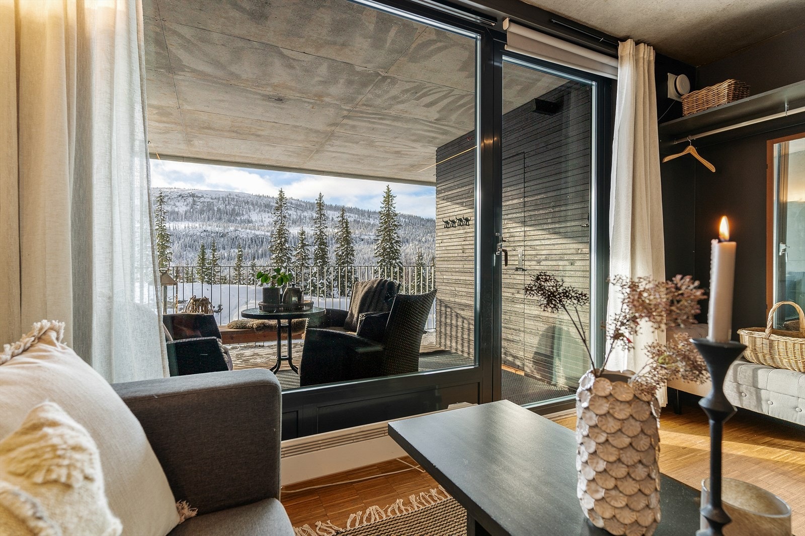 Her kan du nyte utsikten mot fjellandskapet rett fra sofakroken. Galleribilde