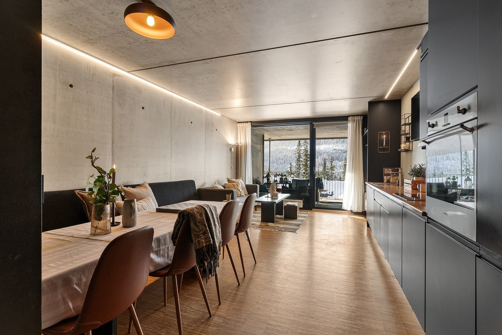 Rommet er arealeffektivt med en lang, plassbygget benk som gir mye sitteplass. Galleribilde