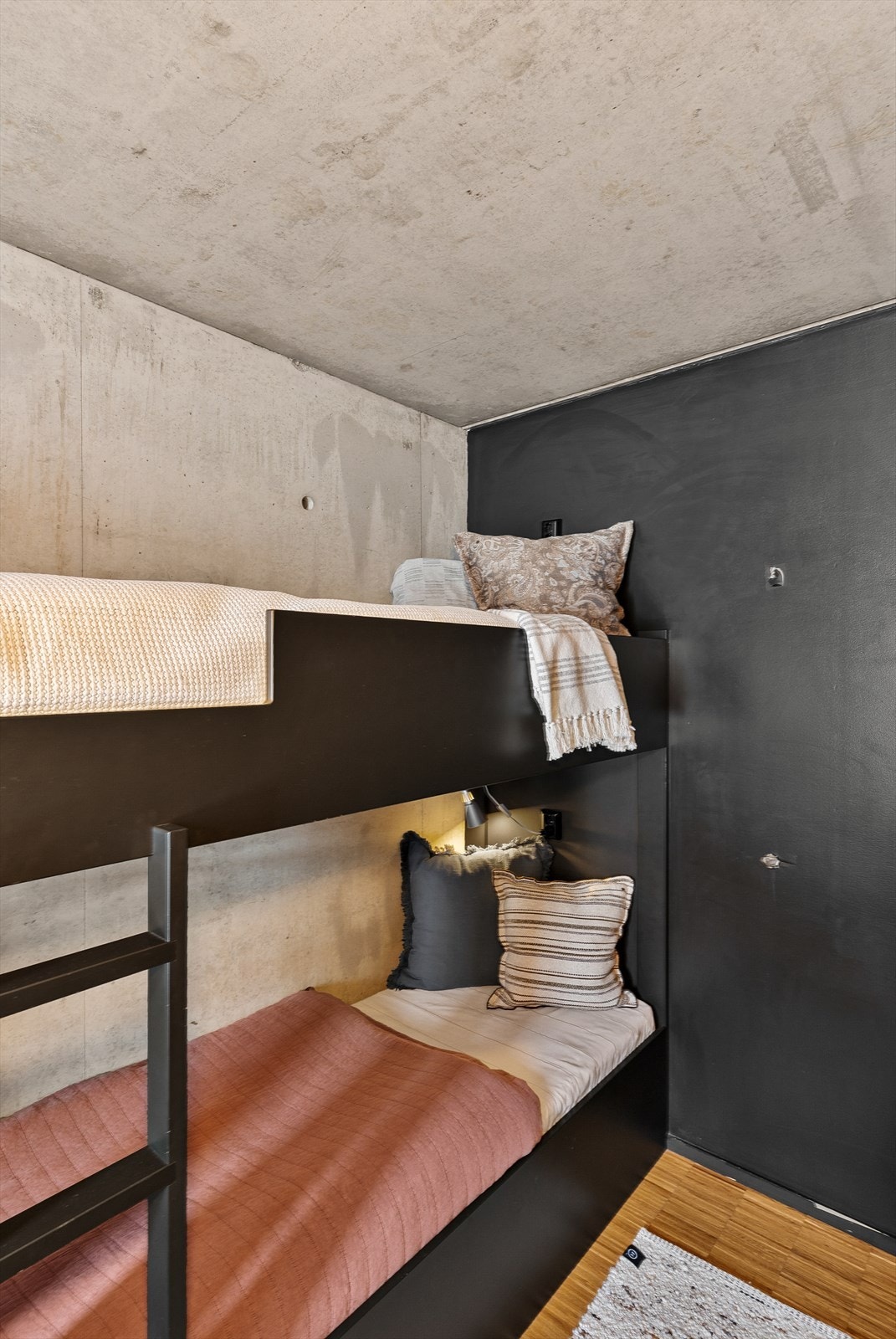 Også her er de karakteristiske betongveggene kombinert med malte, glatte flater. Galleribilde