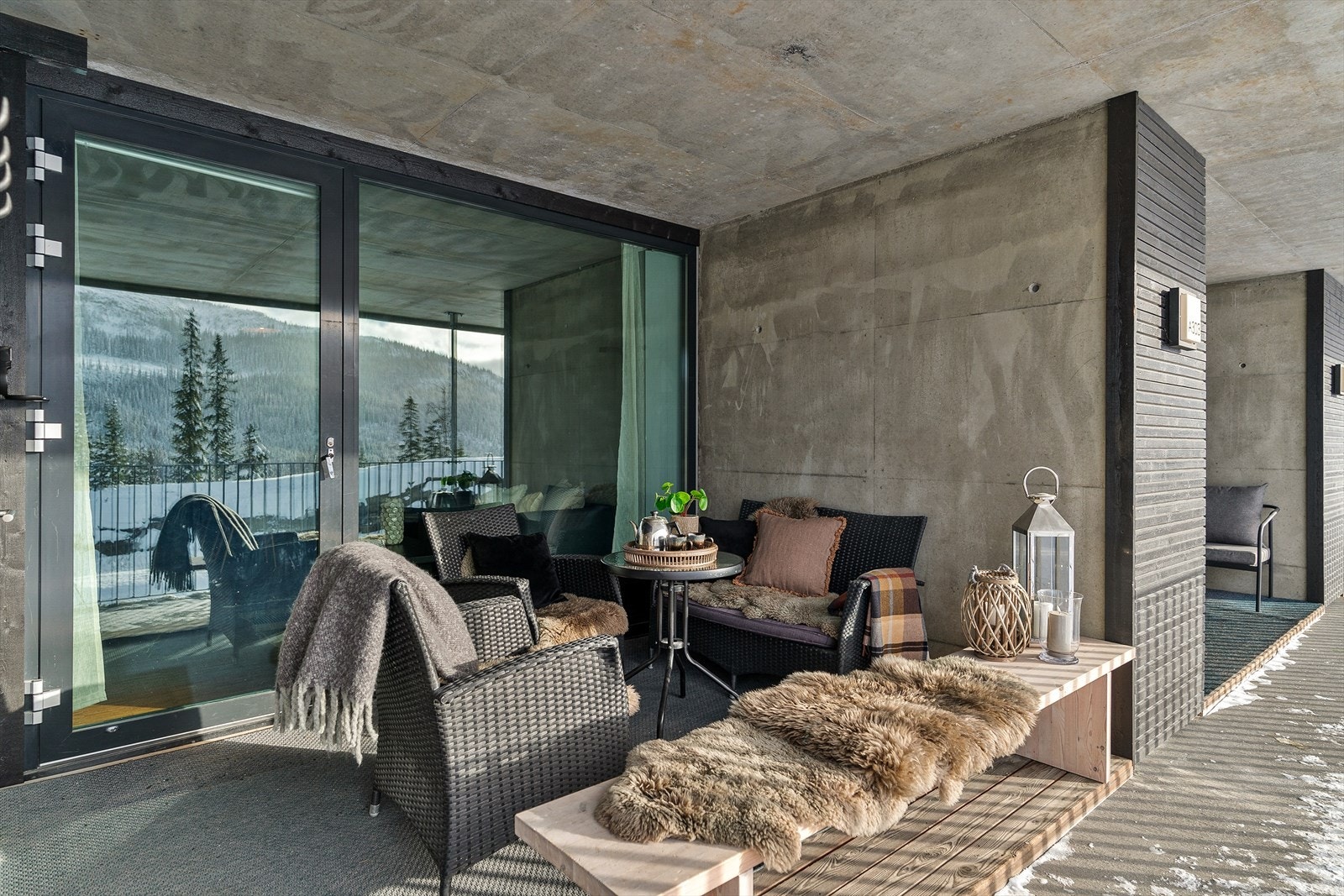 Verandaen er takoverbygd og har god plass til en hyggelig sittegruppe. Galleribilde