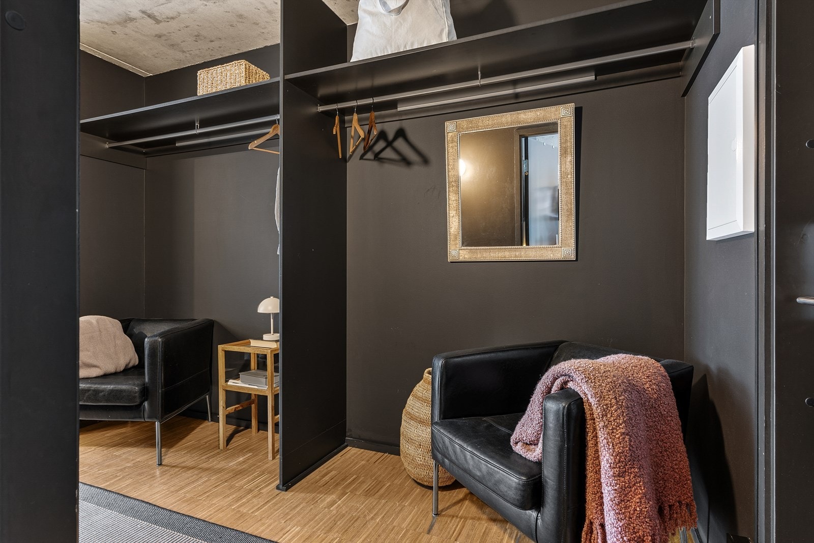 Foran soverommene er det en liten gang med plass til oppbevaring og oppheng av klær. Galleribilde