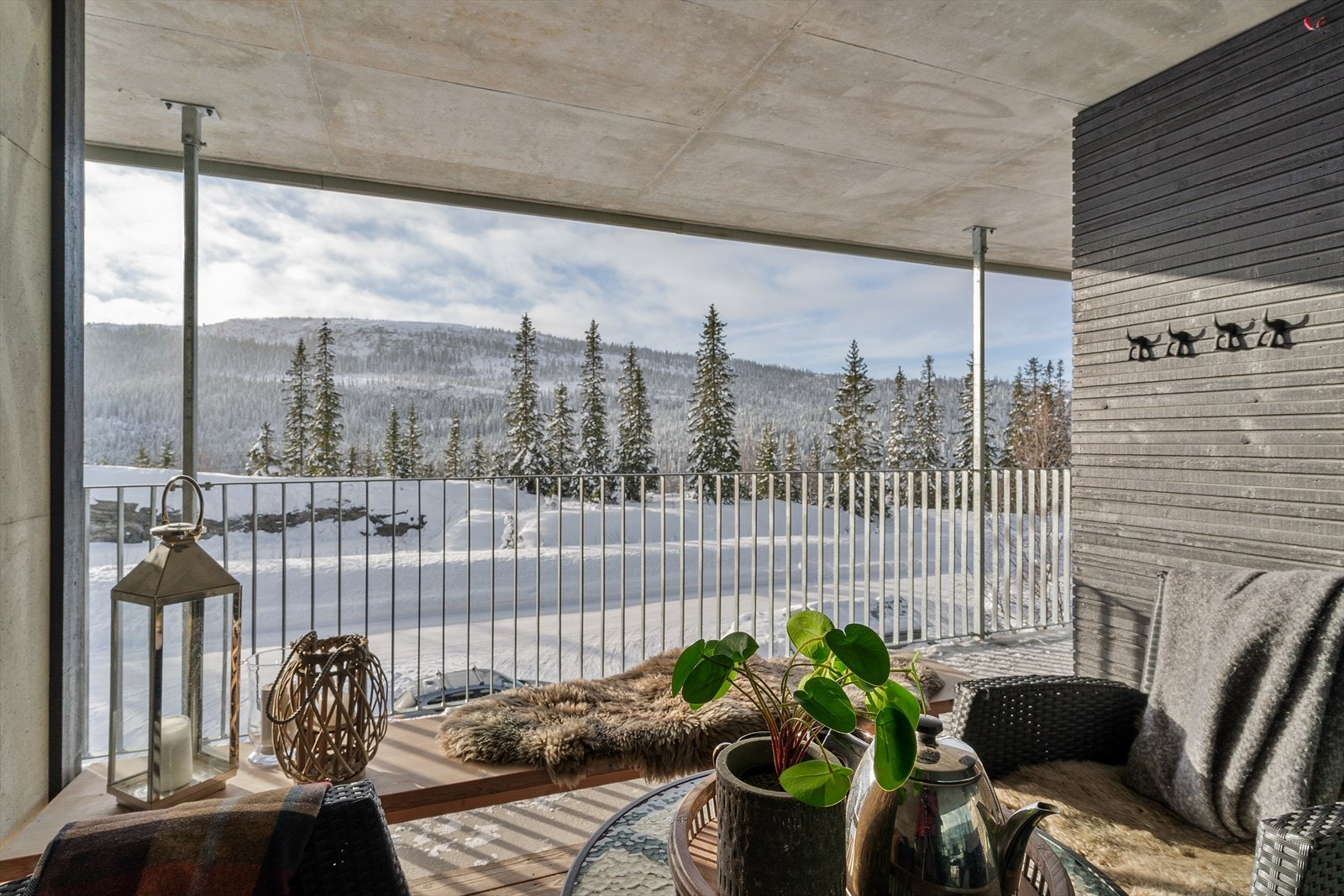 Den sørvendte og takoverbygde verandaen på 8 m² er en plass å slappe av i sola. Galleribilde