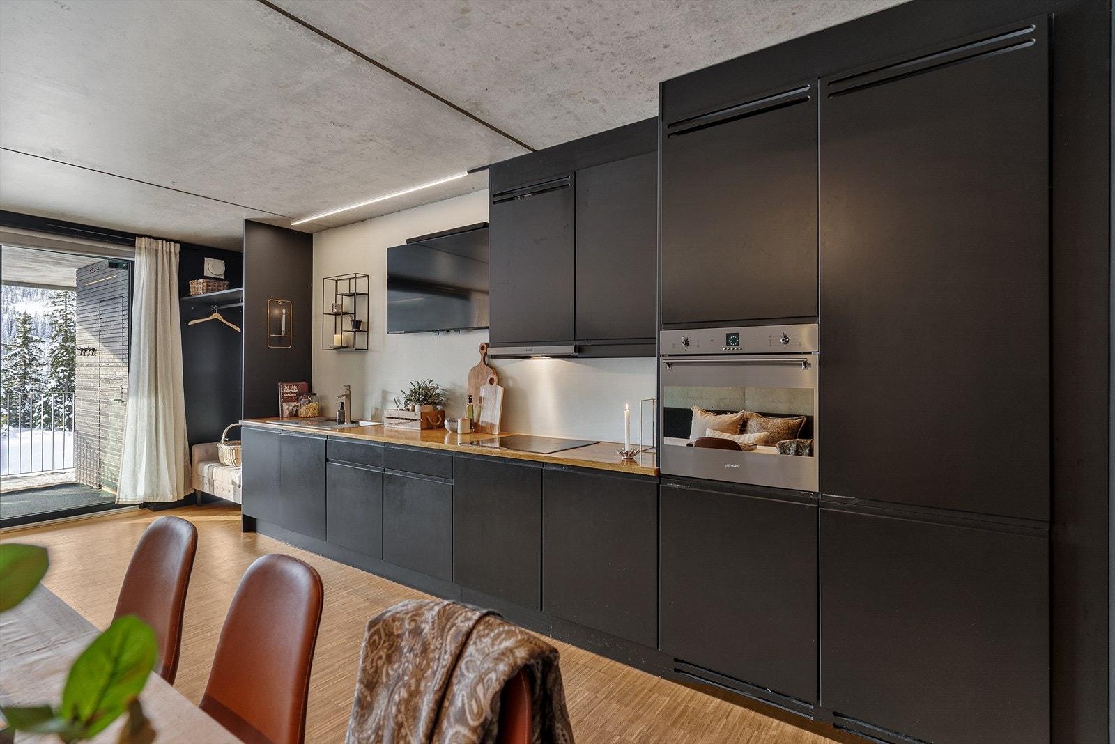 Alle hvitevarer er integrert, inkludert komfyr, koketopp, oppvaskmaskin og kombiskap. Galleribilde