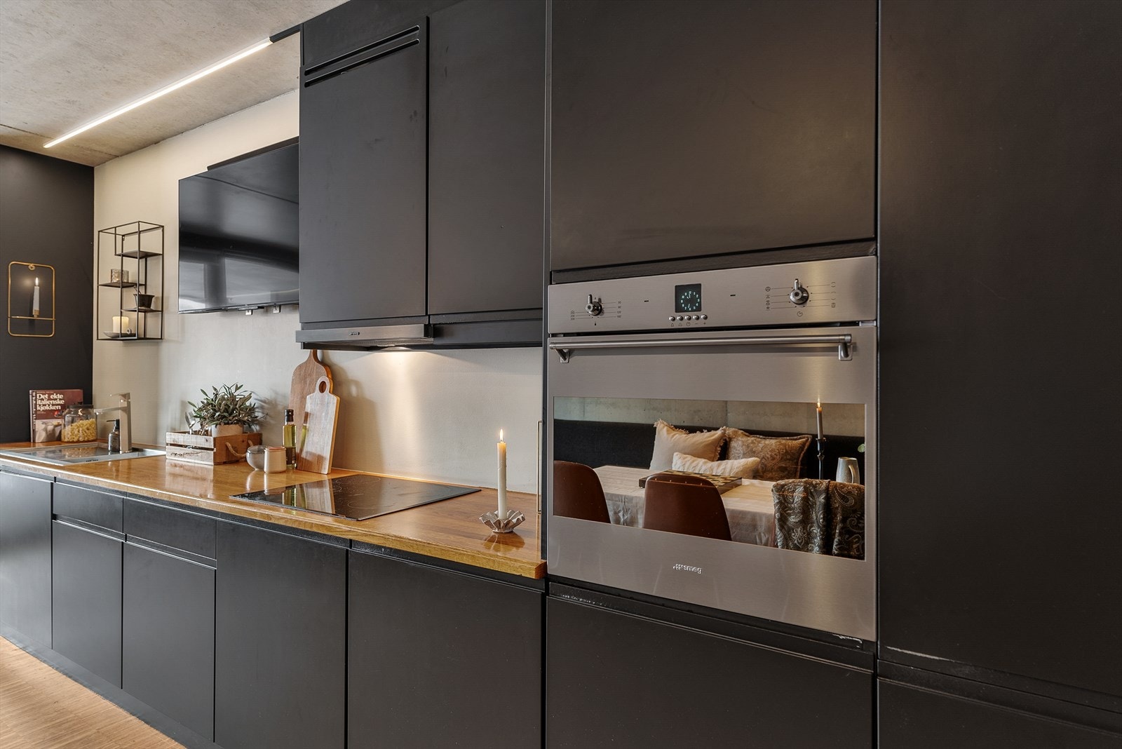 Kjøkkenet er velutstyrt og funksjonelt, med kjøkkenventilator montert over komfyr. Galleribilde