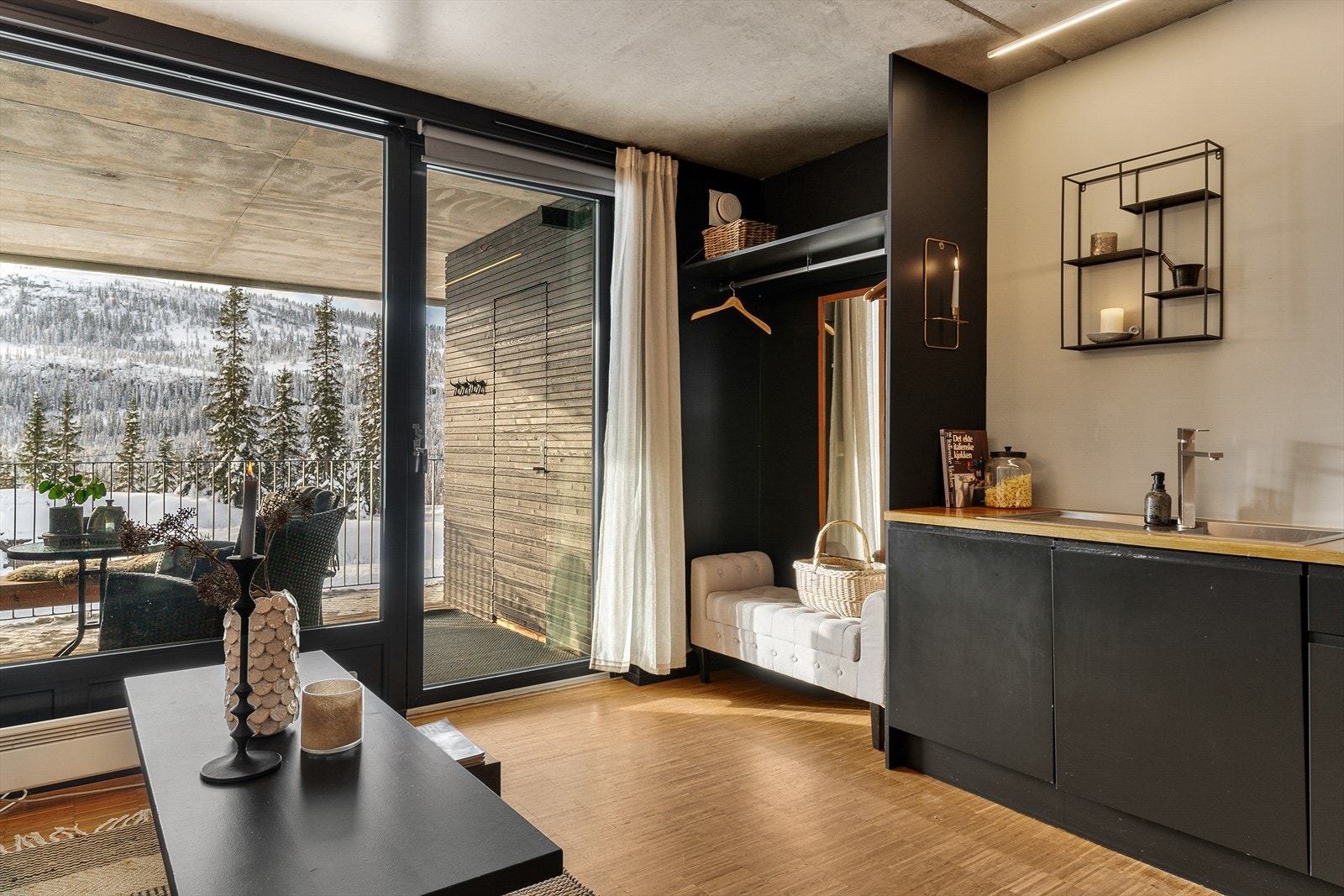 Vinduene har solskjerming for å stenge for innsyn. Galleribilde