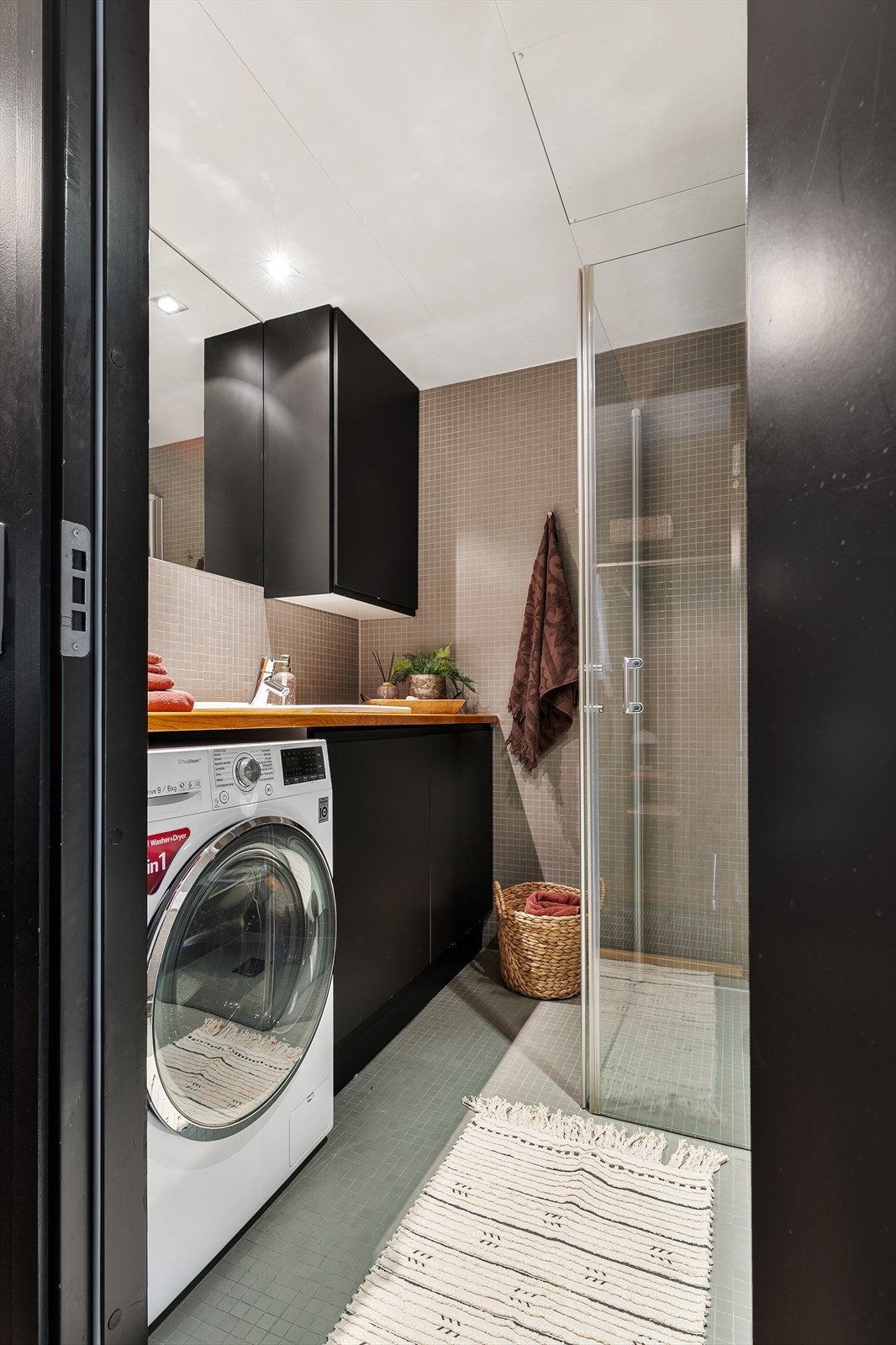 Her er det gulvvarme for ekstra komfort, samt praktisk opplegg for vaskemaskin. Galleribilde