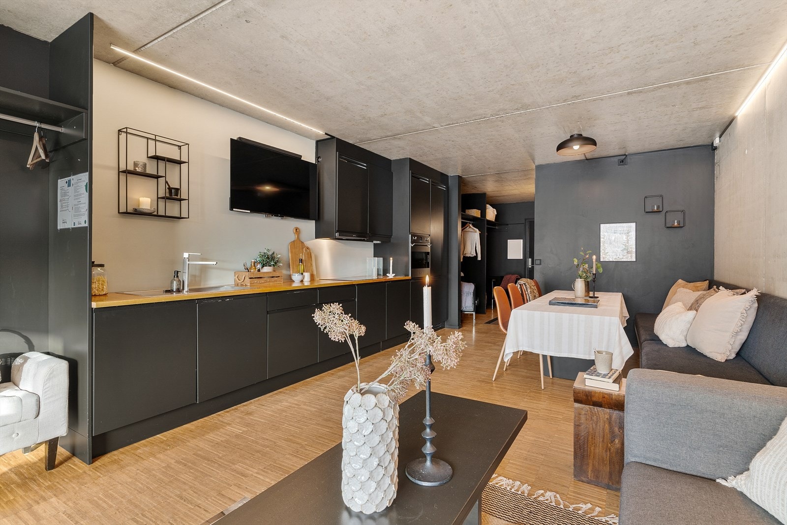 Stuen og kjøkkenet utgjør et sosialt allrom med plass til både sofa og spisebord. Galleribilde