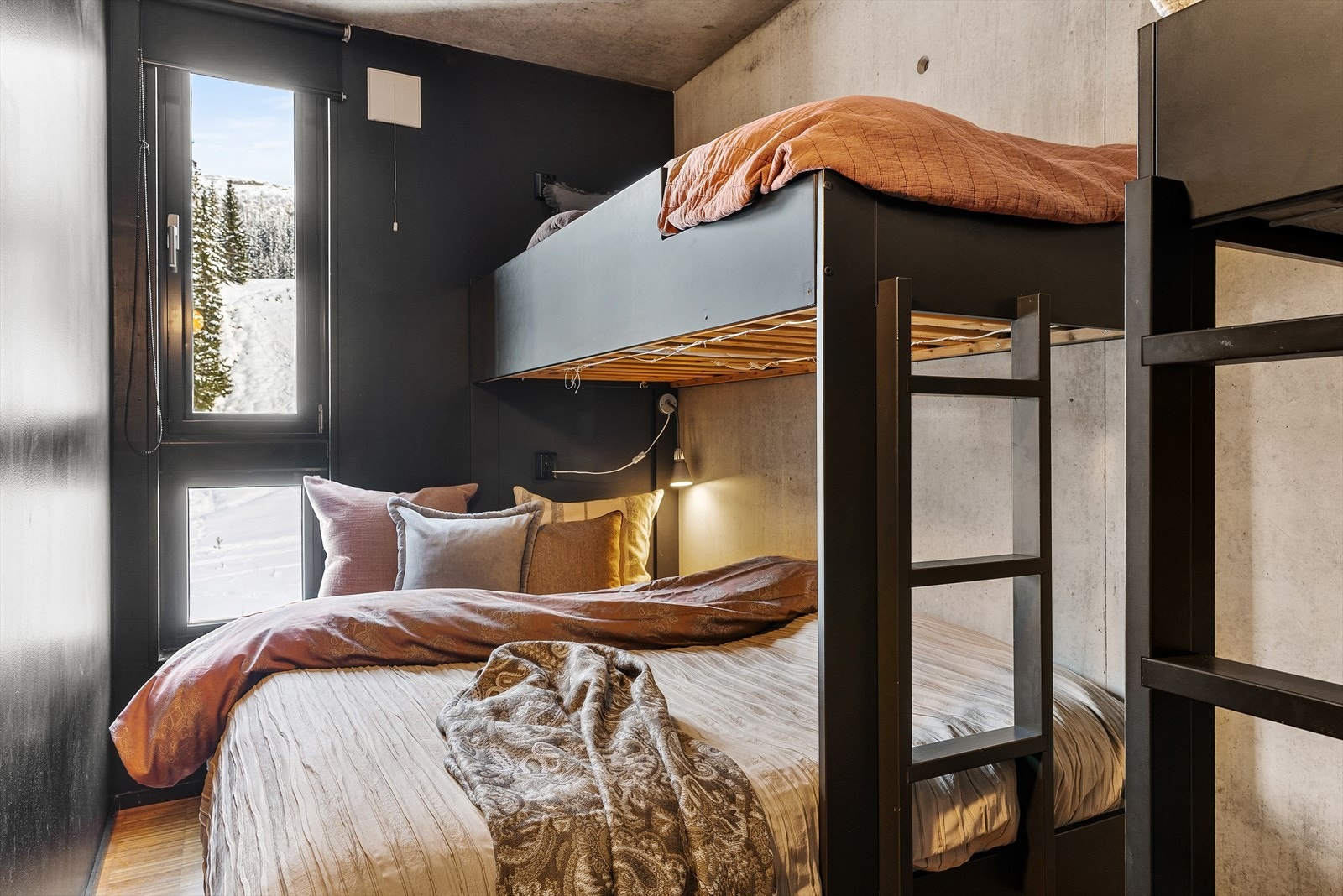 Det ene soverommet er innredet med en køyeseng samt en familiekøye. Galleribilde