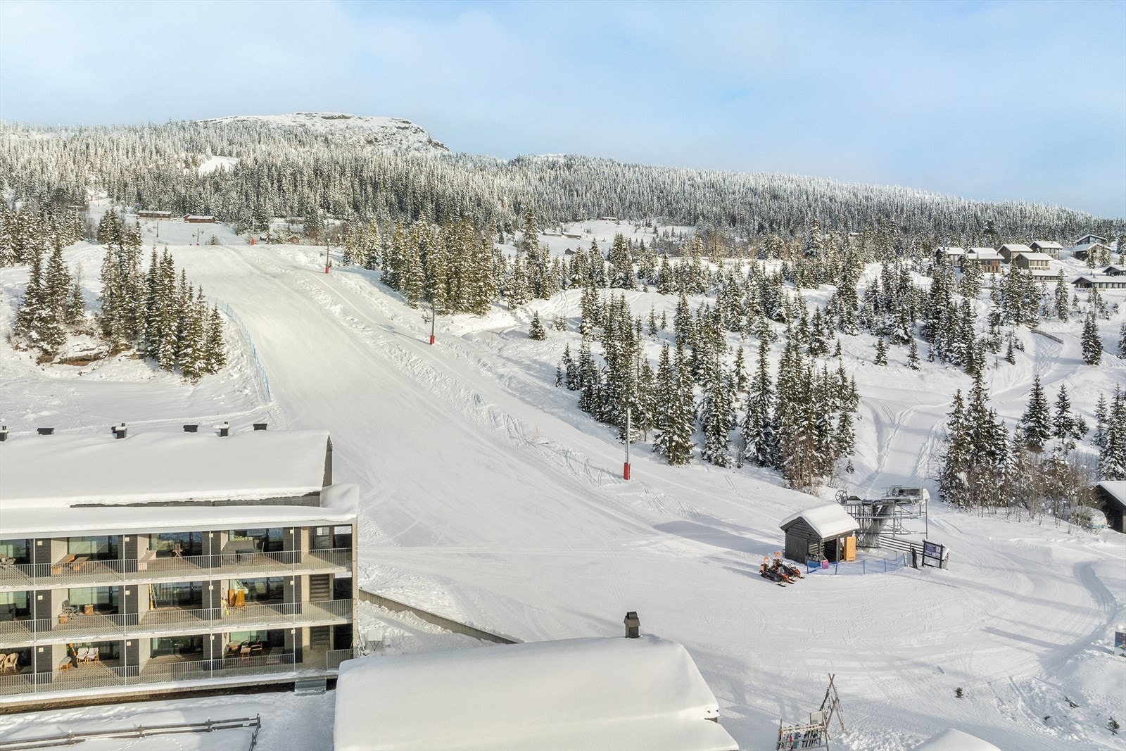 Beliggenheten er ideell for skientusiaster, med umiddelbar nærhet til heiser og bakker. Galleribilde