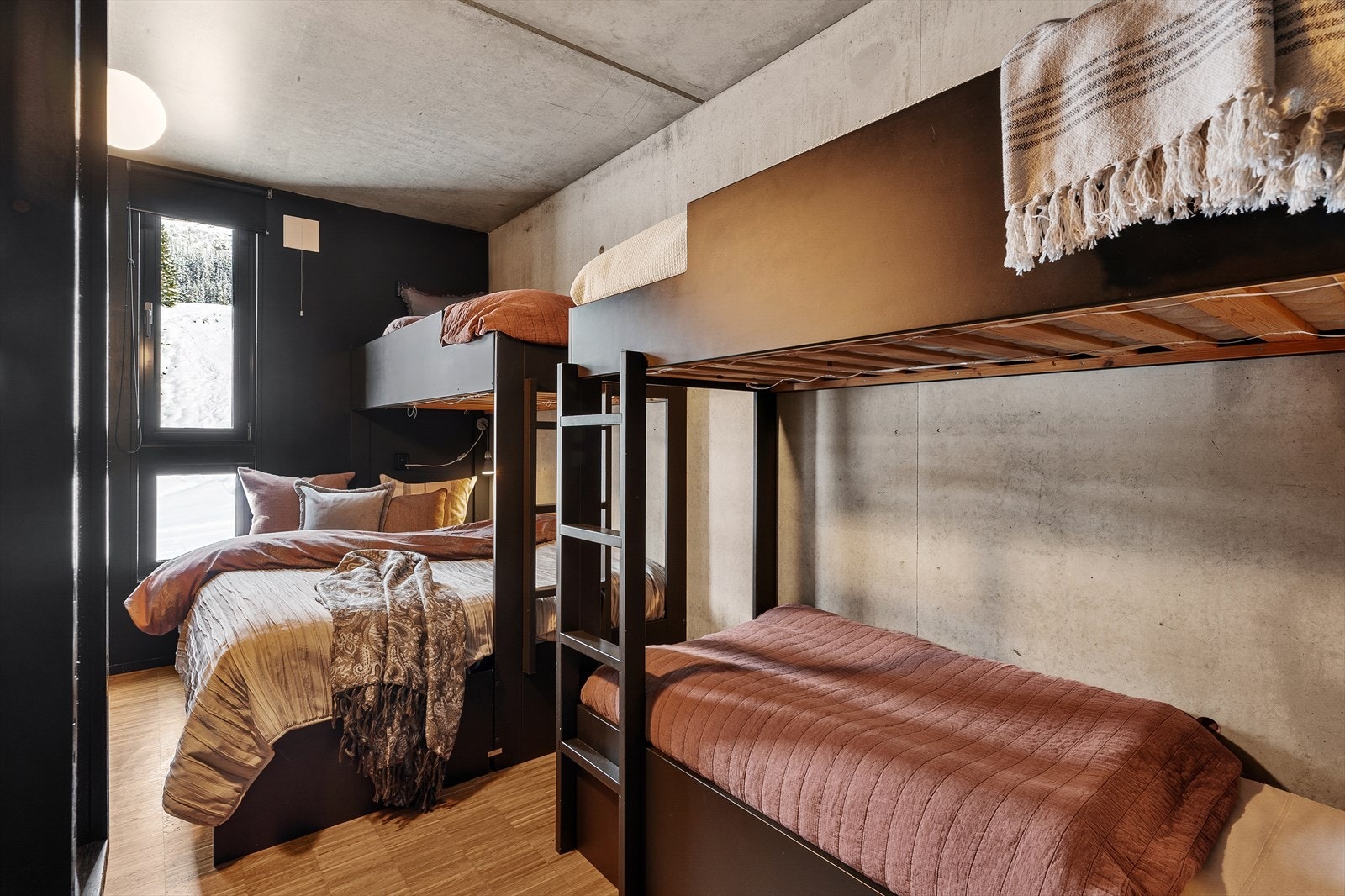 Leiligheten har to soverom med plassbygde senger. Galleribilde