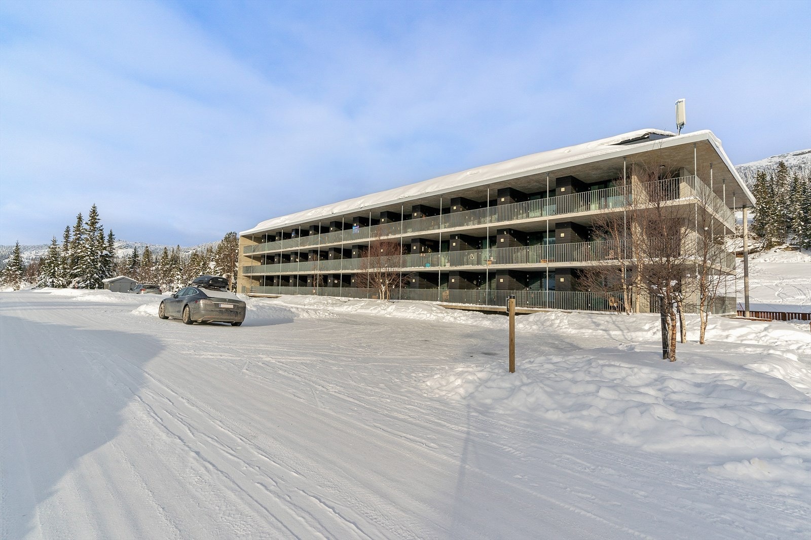 Leiligheten har egen parkeringsplass i felles garasjekjeller under bygget. Galleribilde