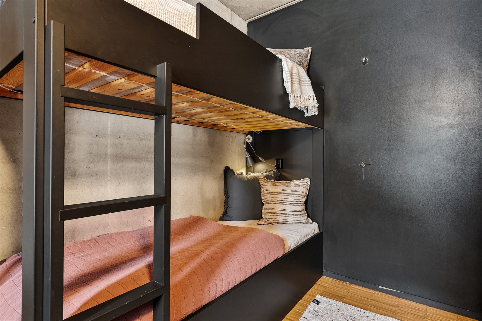 Soverommene har parkett på gulv og oppvarming via panelovn og gulvvarme. Galleribilde