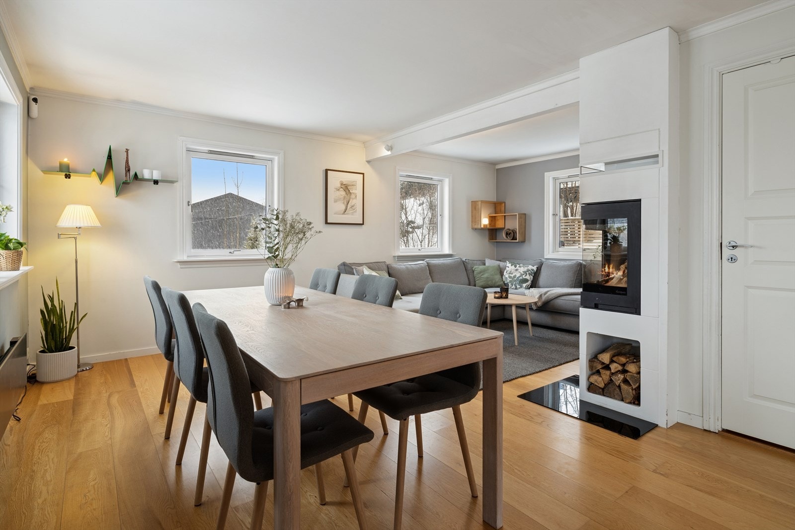 Pen elementpeis med hjørneinnsats og glassdør. Galleribilde