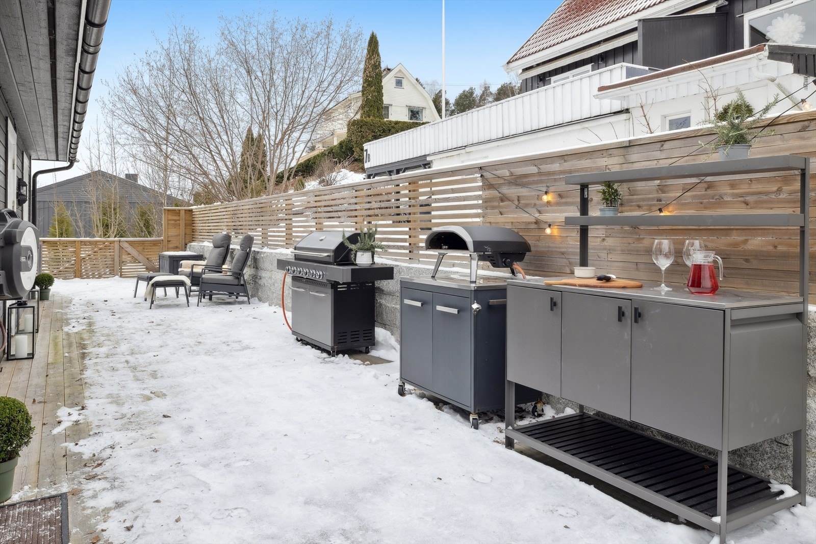 Ny terrasse fra 2023 med god plass til flere sittegrupper. Galleribilde