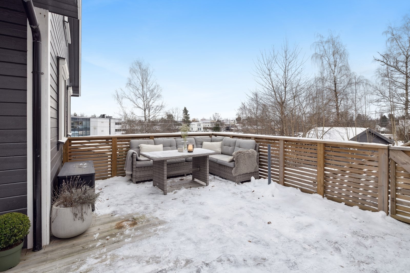 Boligen har et fint utsyn, og meget gode solforhold. Galleribilde