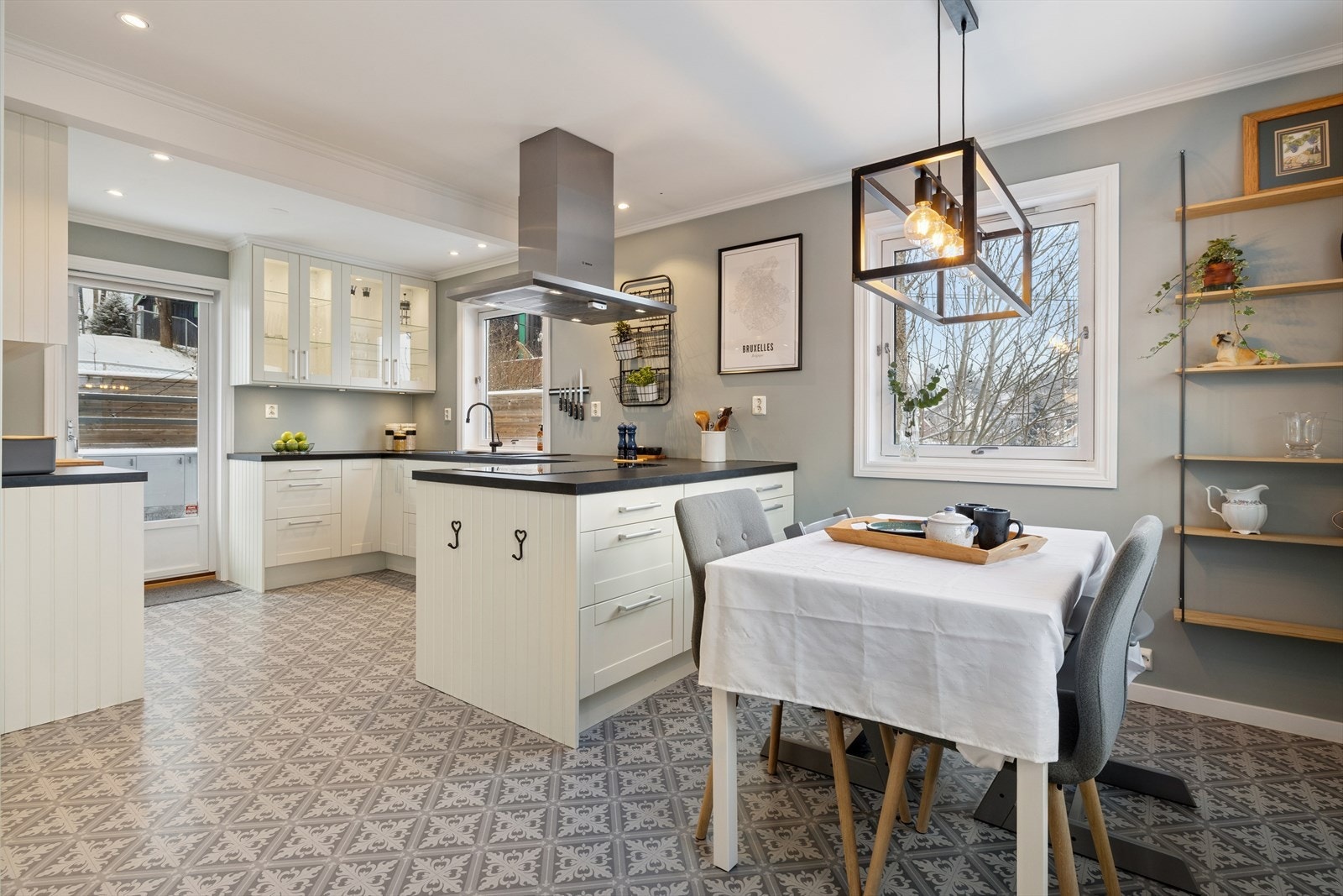 Kjøkken med spiseplass og utgang til terrasse. Galleribilde