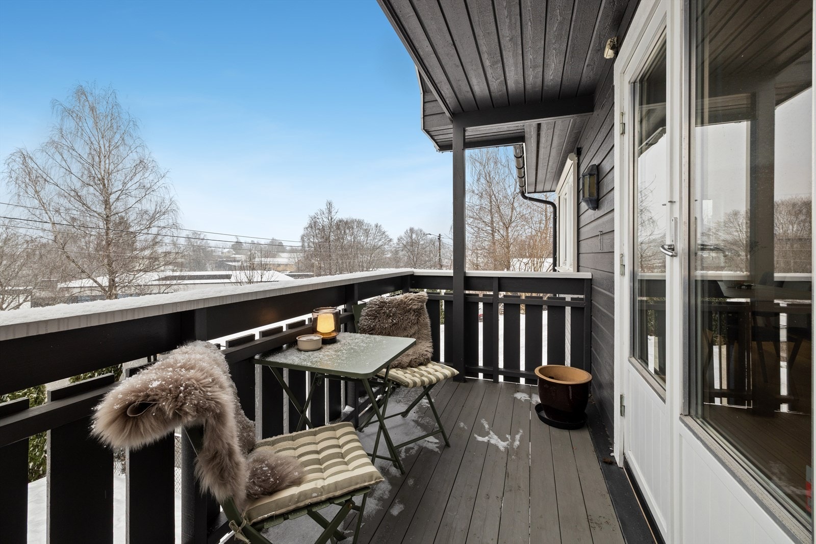 Veranda på ca. 5,7 kvm. Her har du morgen og formiddagssol. Galleribilde