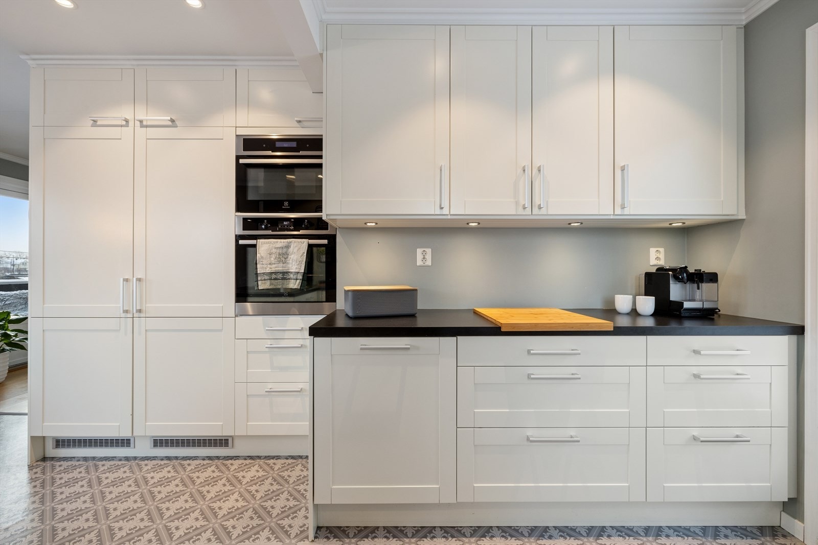 Integrerte hvitevarer medfølger: Komfyr, micro, oppvaskmaskin, kjøl- og fryseskap, induksjonstopp og ventilator med avtrekk ut. Galleribilde