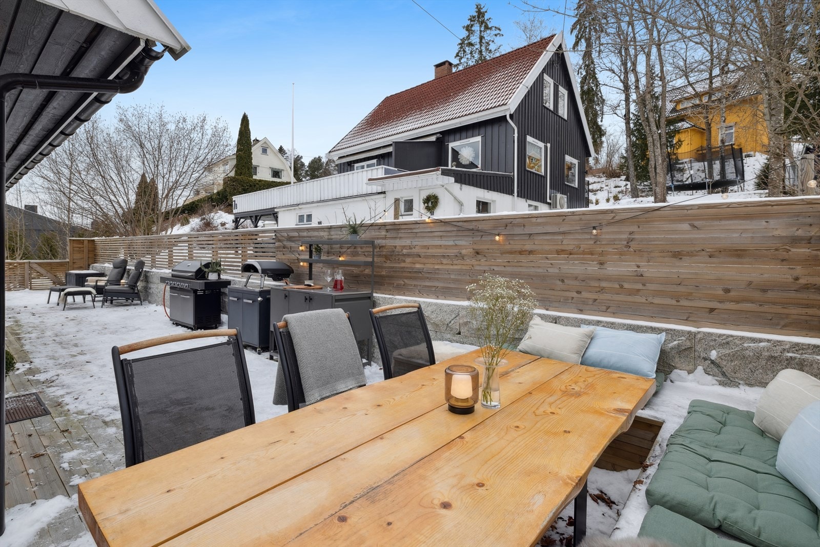 En nydelig og skjermet uteplass med mange møbleringsmuligheter. Galleribilde