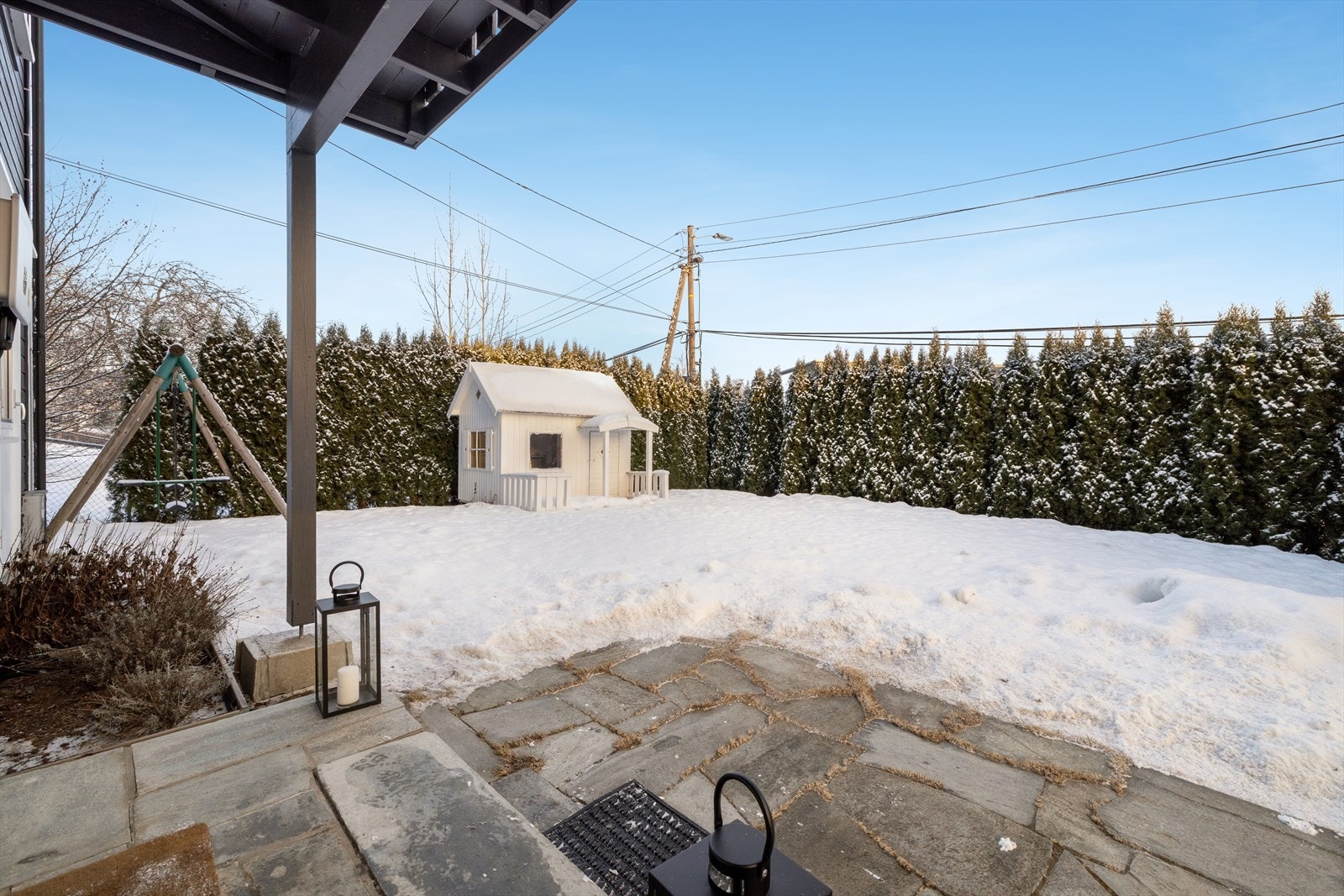 Flat, skjermet hage utenfor inngangspartiet. Galleribilde