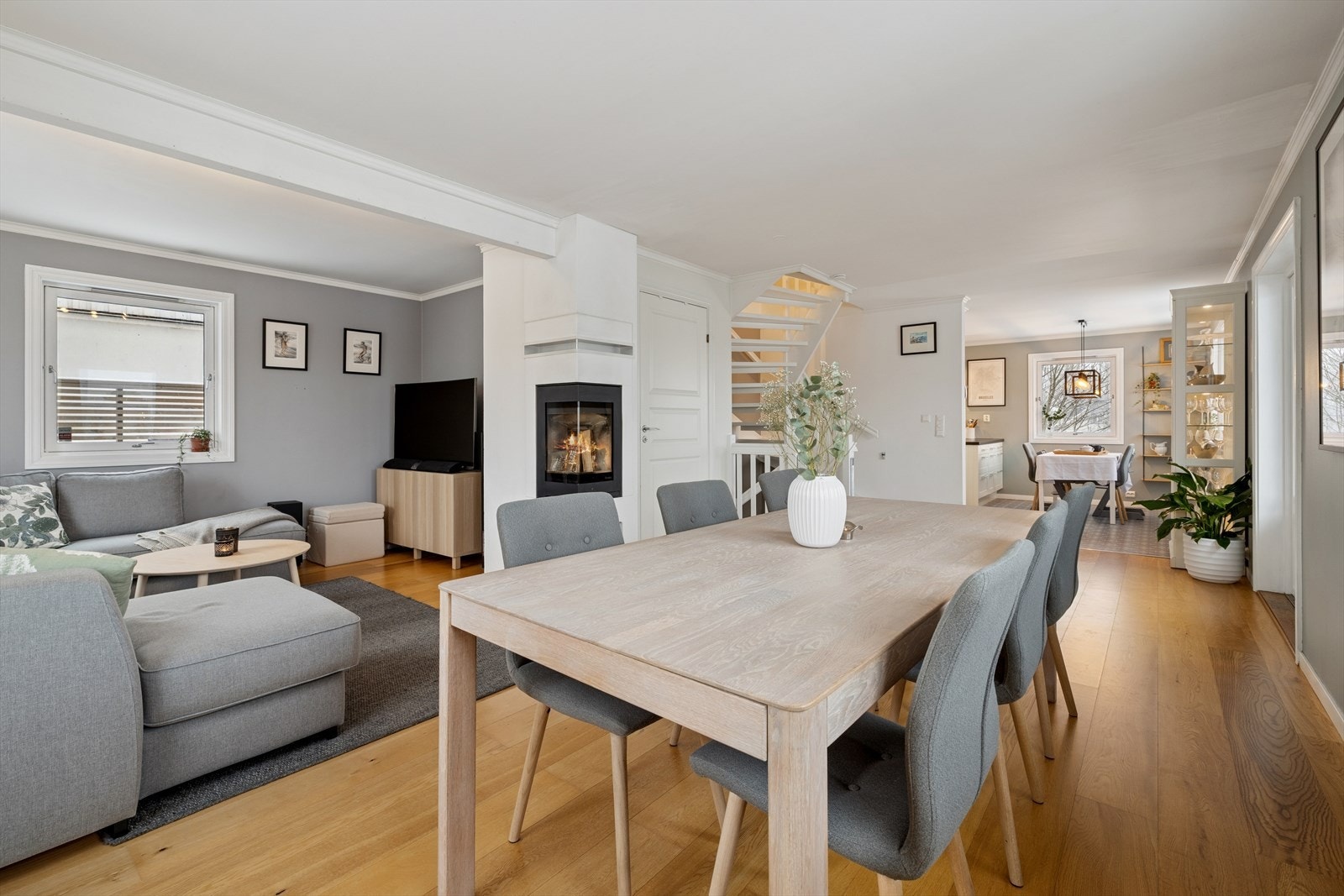 Lys og romslig stue med peisovn. Galleribilde