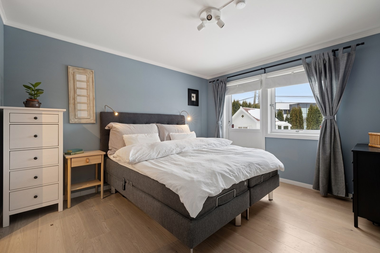 Stort hovedsoverom med utgang til hage. Galleribilde