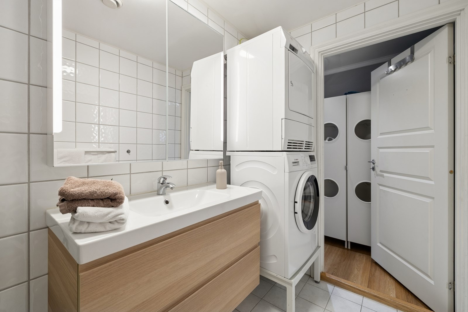 Utenfor baderom er det en gang, med dør ut til terrassen. Galleribilde