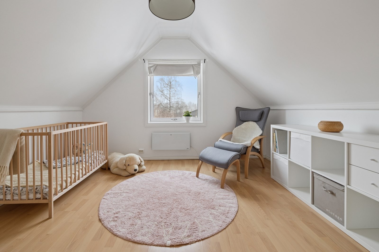 2. etg. består av to gode soverom, gang og toalettrom. Her husets fjerde soverom. Galleribilde