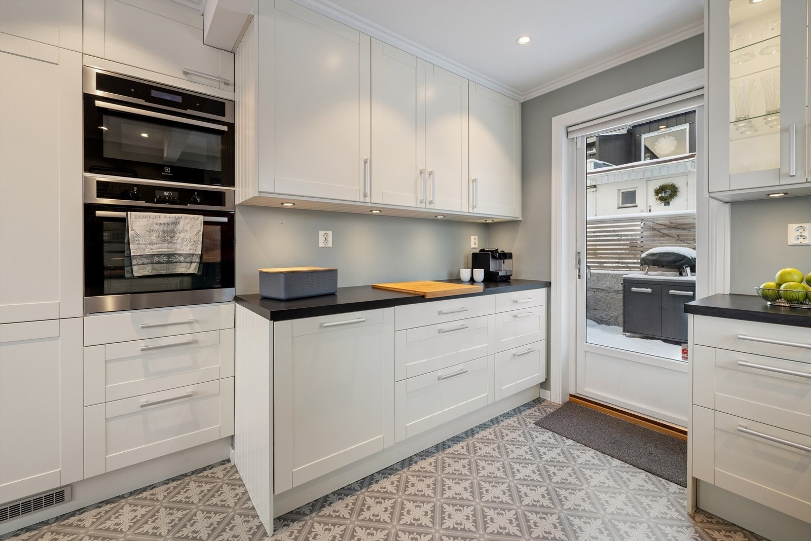 Fra kjøkkenet er det utgang til stor terrasse. Galleribilde