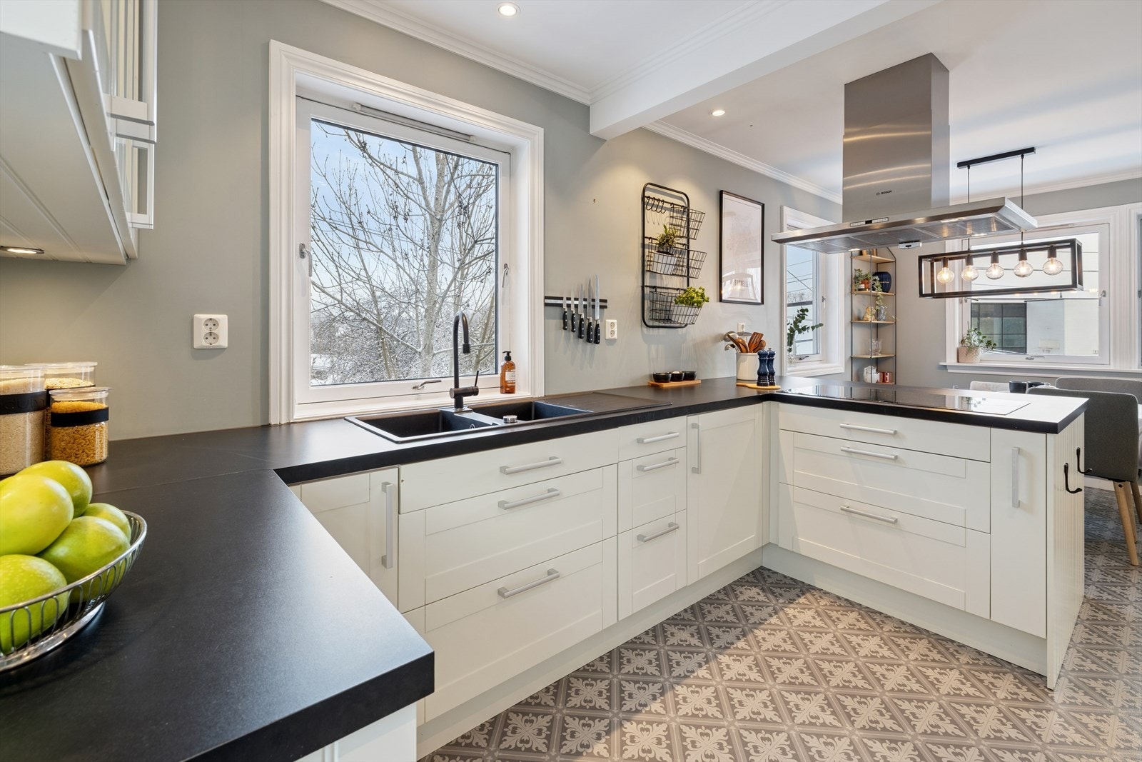 Kjøkkenet er godt utstyrt med integrerte hvitevarer og rikelige med benke- og skapplass. Galleribilde