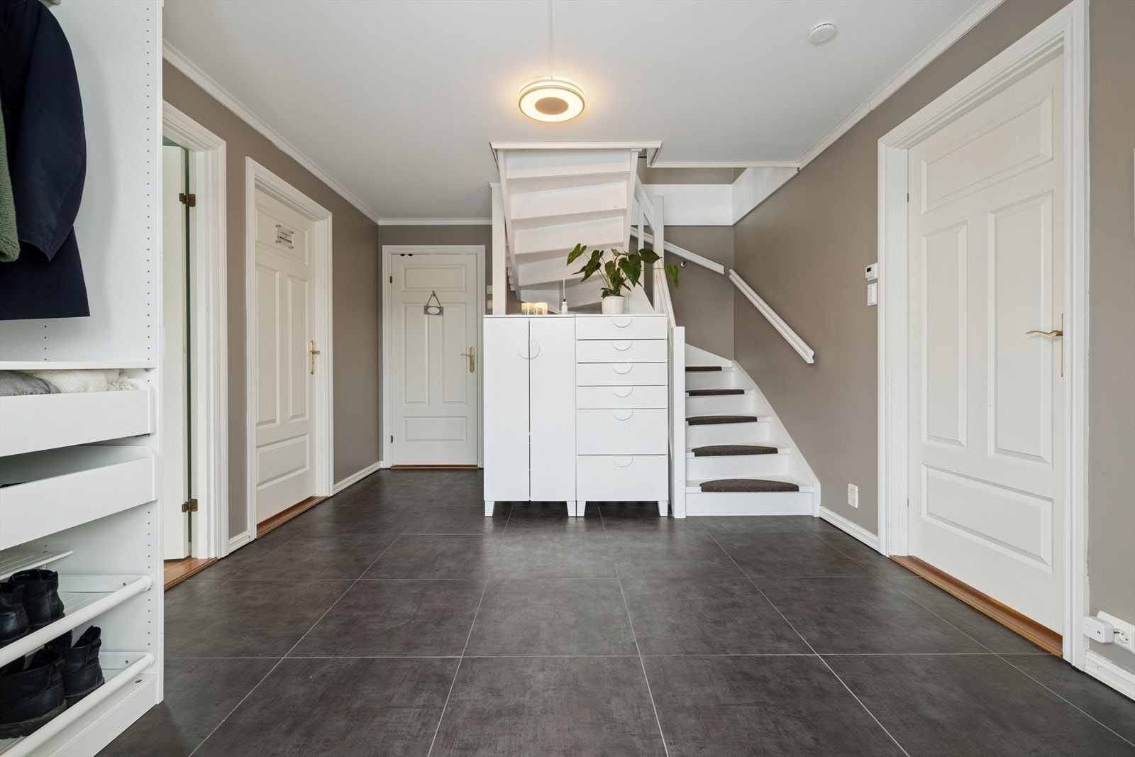 Det følger garderobeskap i entré. Galleribilde