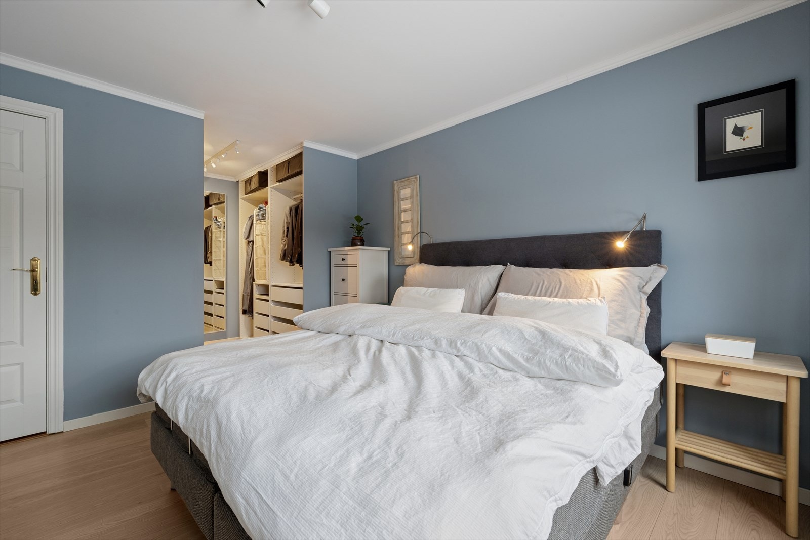 Innenfor soverommet ligger det et rom benyttet som toalettrom med sluk og dusj (byggemeldt bod). Galleribilde