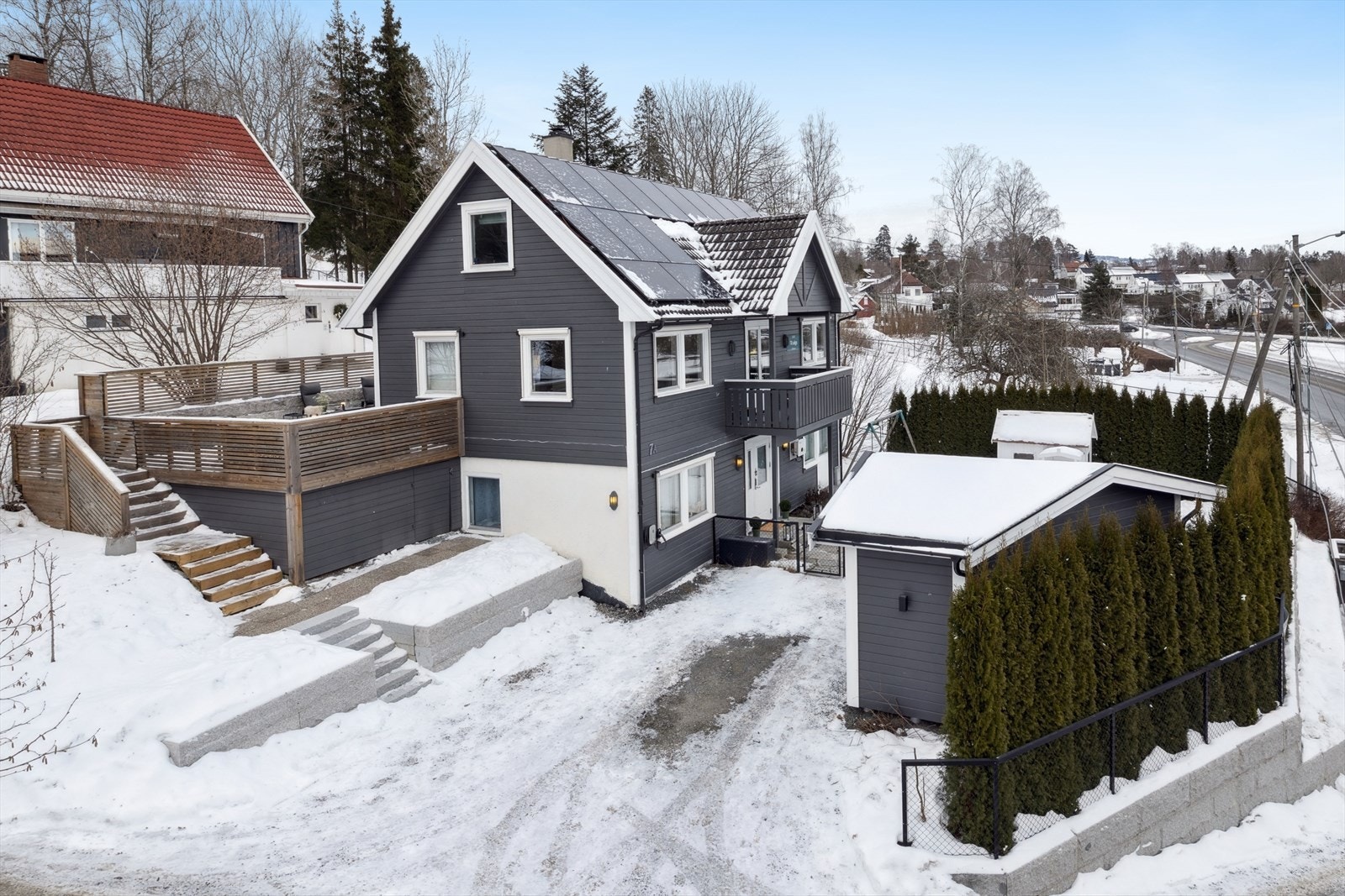 Flott enebolig over tre plan med 5 soverom, 2 bad og mange fine uteplasser. Solcelleanlegg på tak. Utebod på ca. 10 kvm, og bod under terrasse. Galleribilde