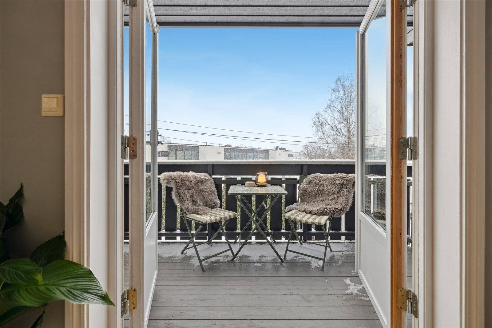 Fra stuen er det utgang til en sydøstvendt veranda. Galleribilde