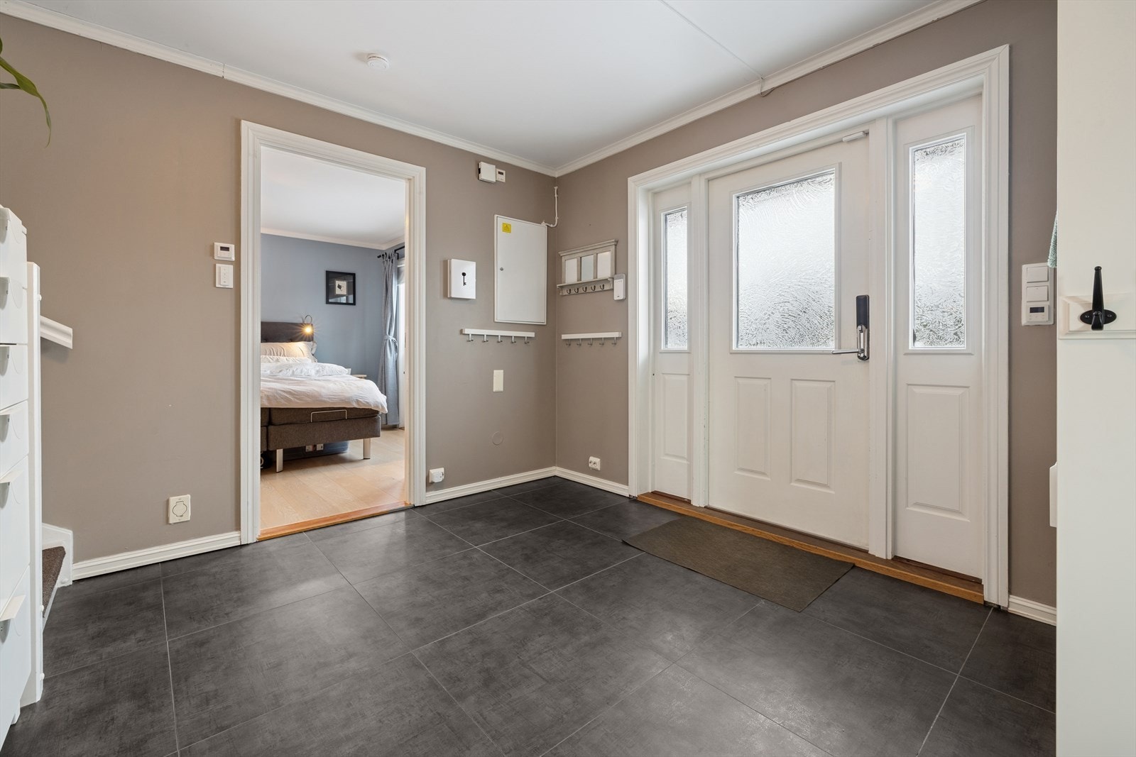 U. etg. består av en stor entré/hall, baderom, toalettrom(bod) og tre soverom. Galleribilde