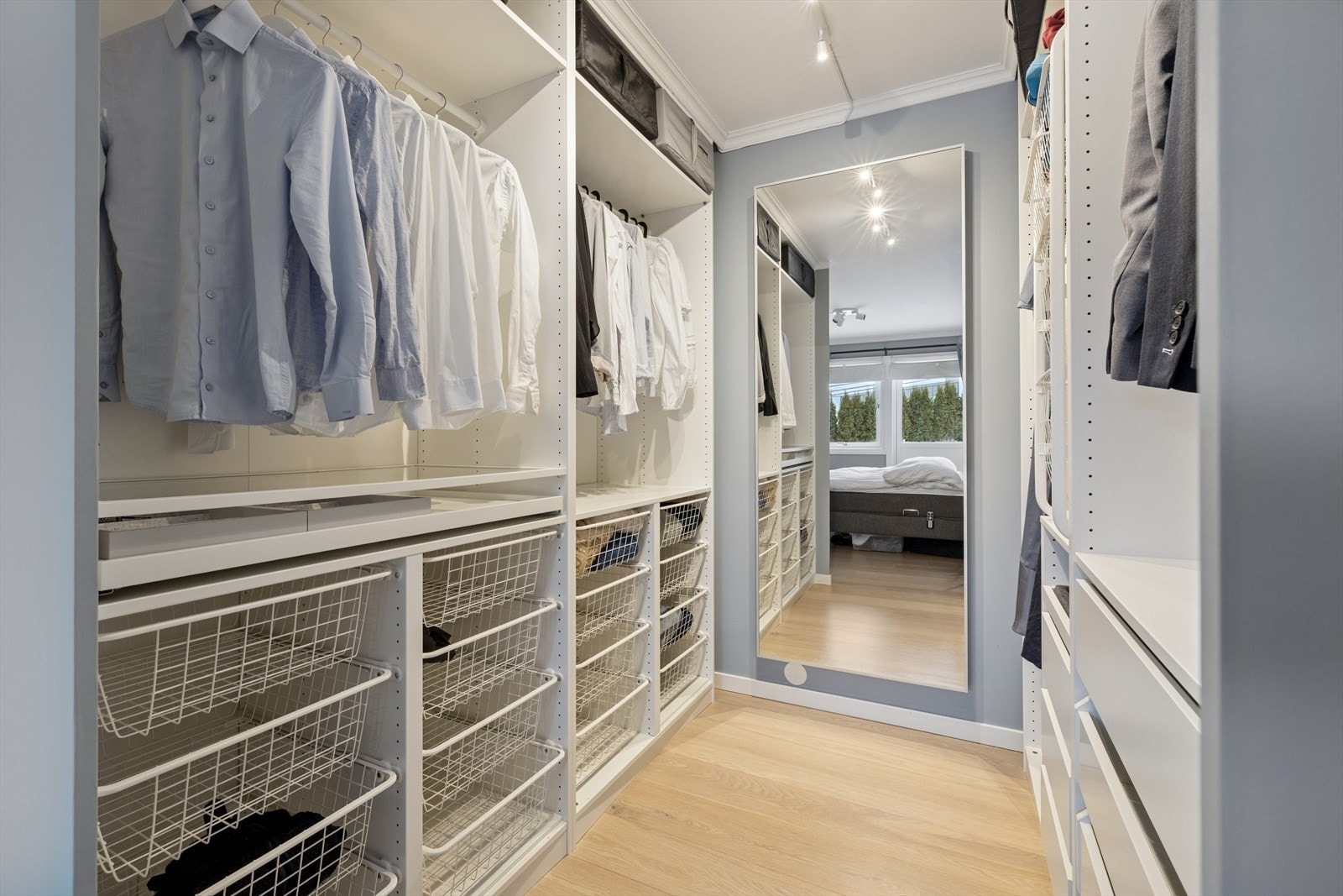 Rikeliget med garderobeplass. Galleribilde